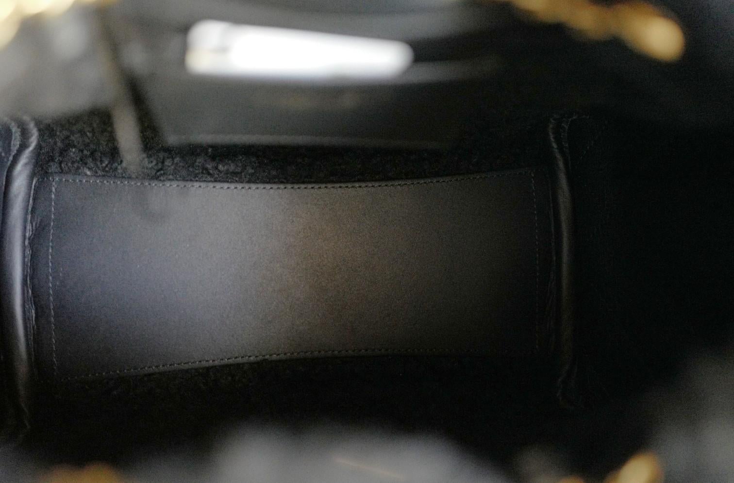 Chanel 25K - Petit sac hobo en cuir de veau et shearling noir - Ferrures en or en vente 3