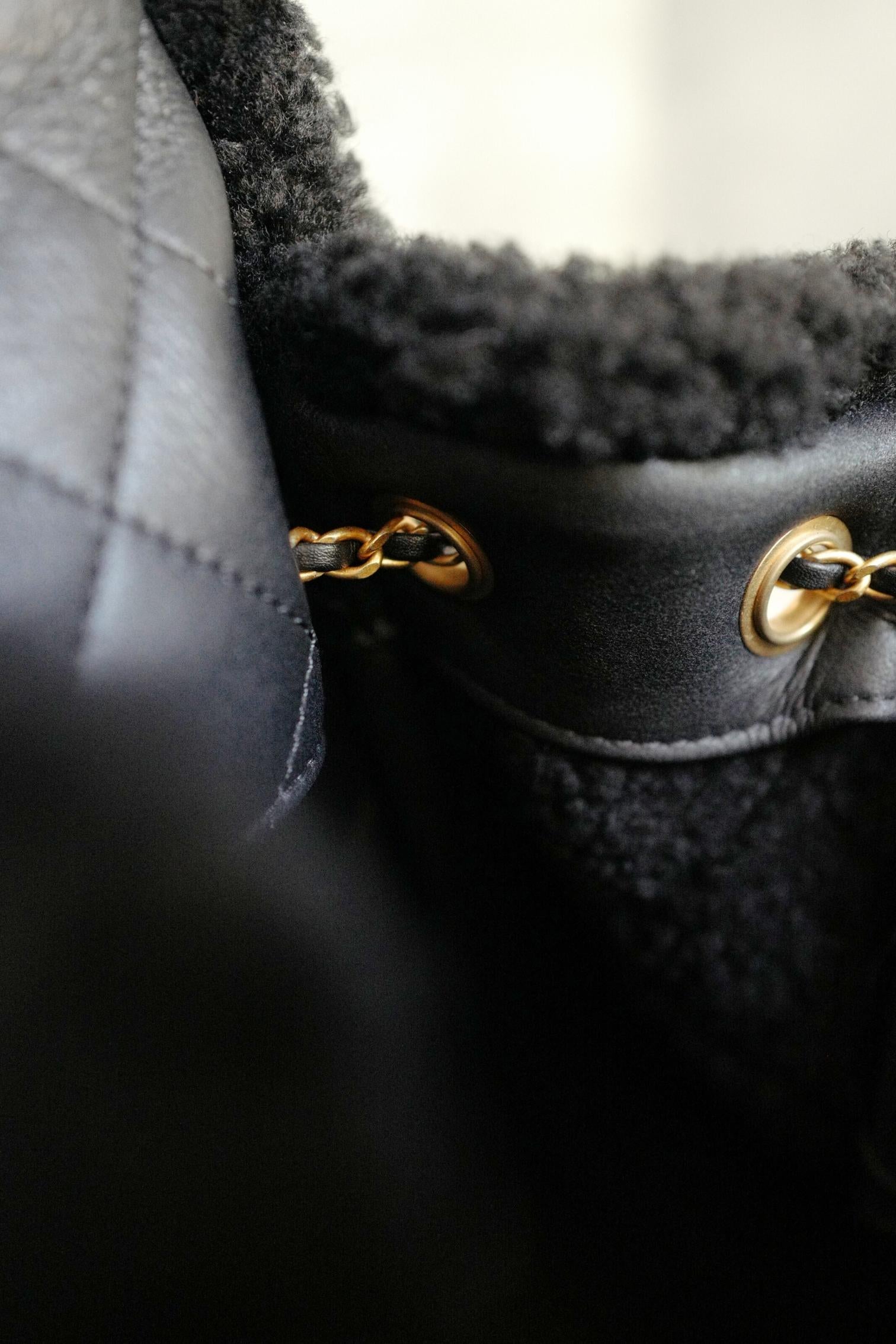 Chanel 25K - Petit sac hobo en cuir de veau et shearling noir - Ferrures en or en vente 4