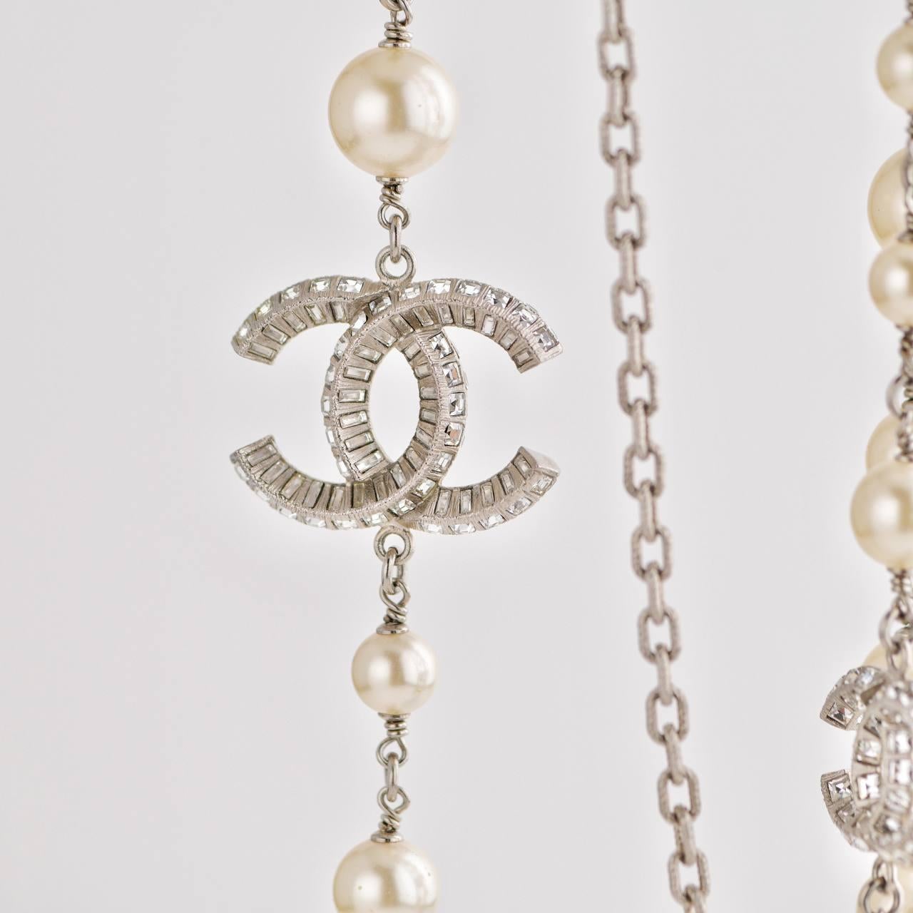 Chanel 3 CC Lange Halskette aus weißer Perle und Kristall (Baguetteschliff)