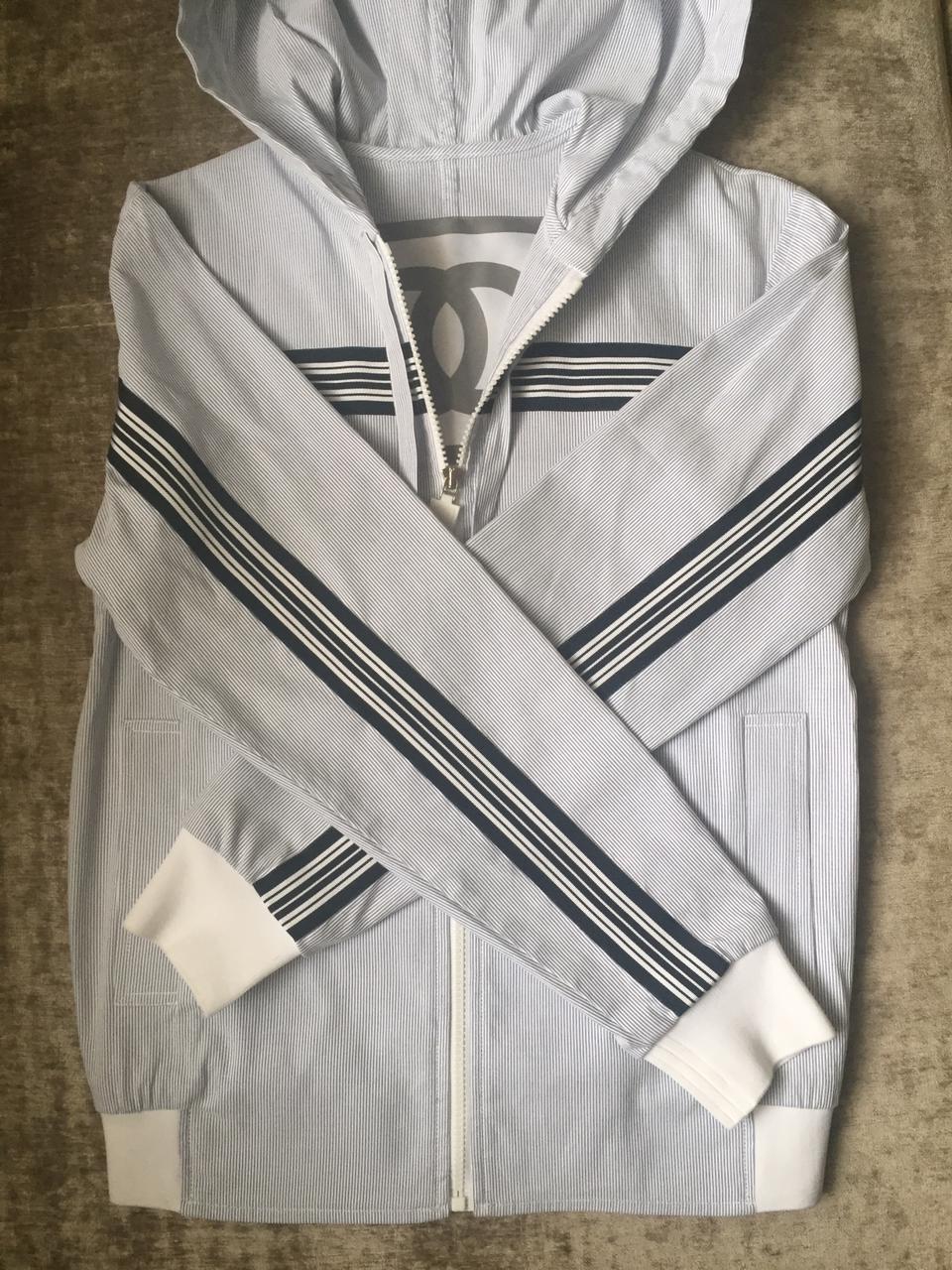 Set sportivo di 3 pezzi Chanel. Il set comprende giacca, gonna e pantaloncini.
La gonna e i pantaloncini sono taglia 38.
Giacca taglia 36.
Nuovo/ottimo stato.