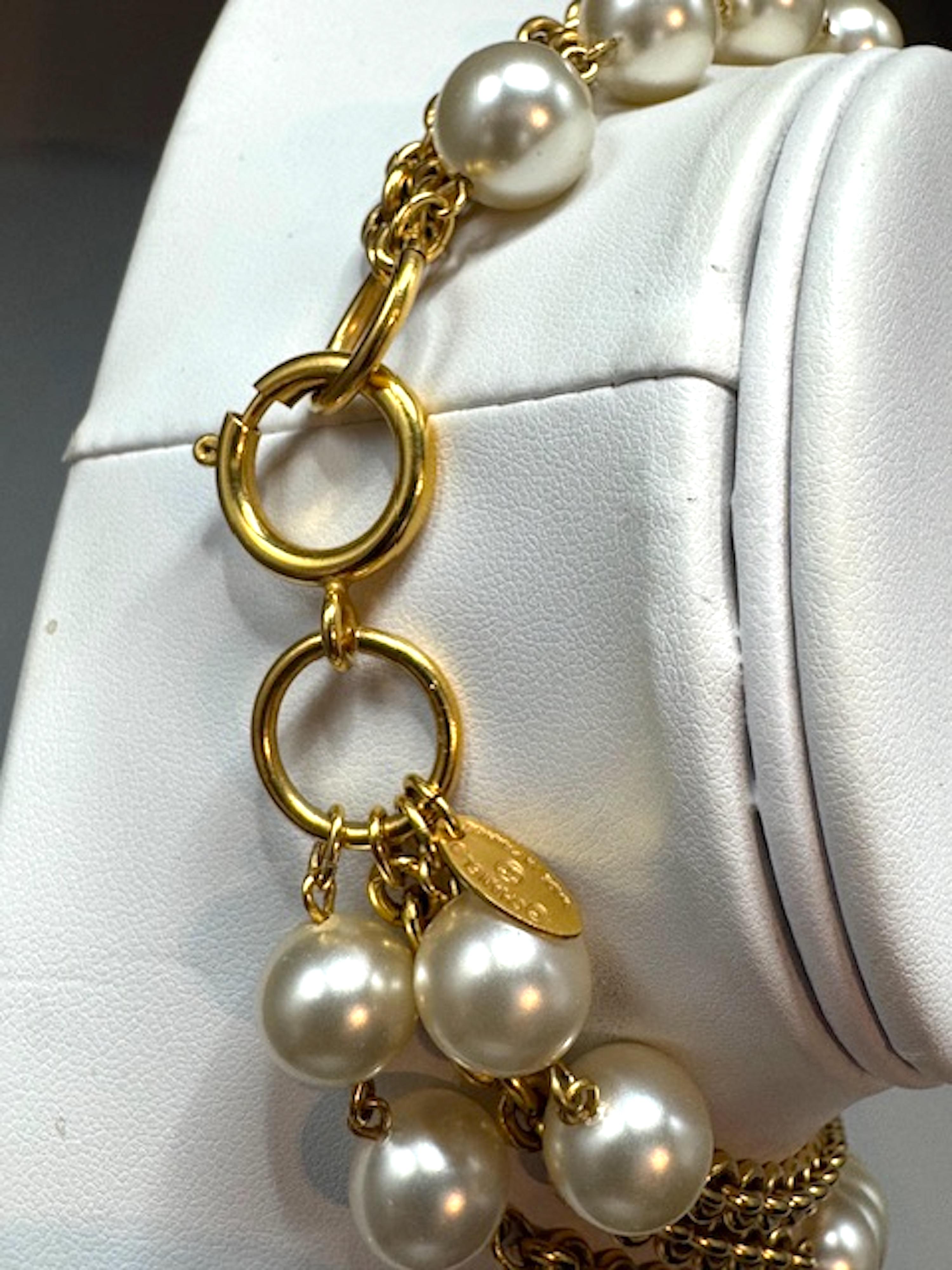 Collar largo Chanel de 3 vueltas de cadena de oro y perlas, principios de los 80 en venta 2