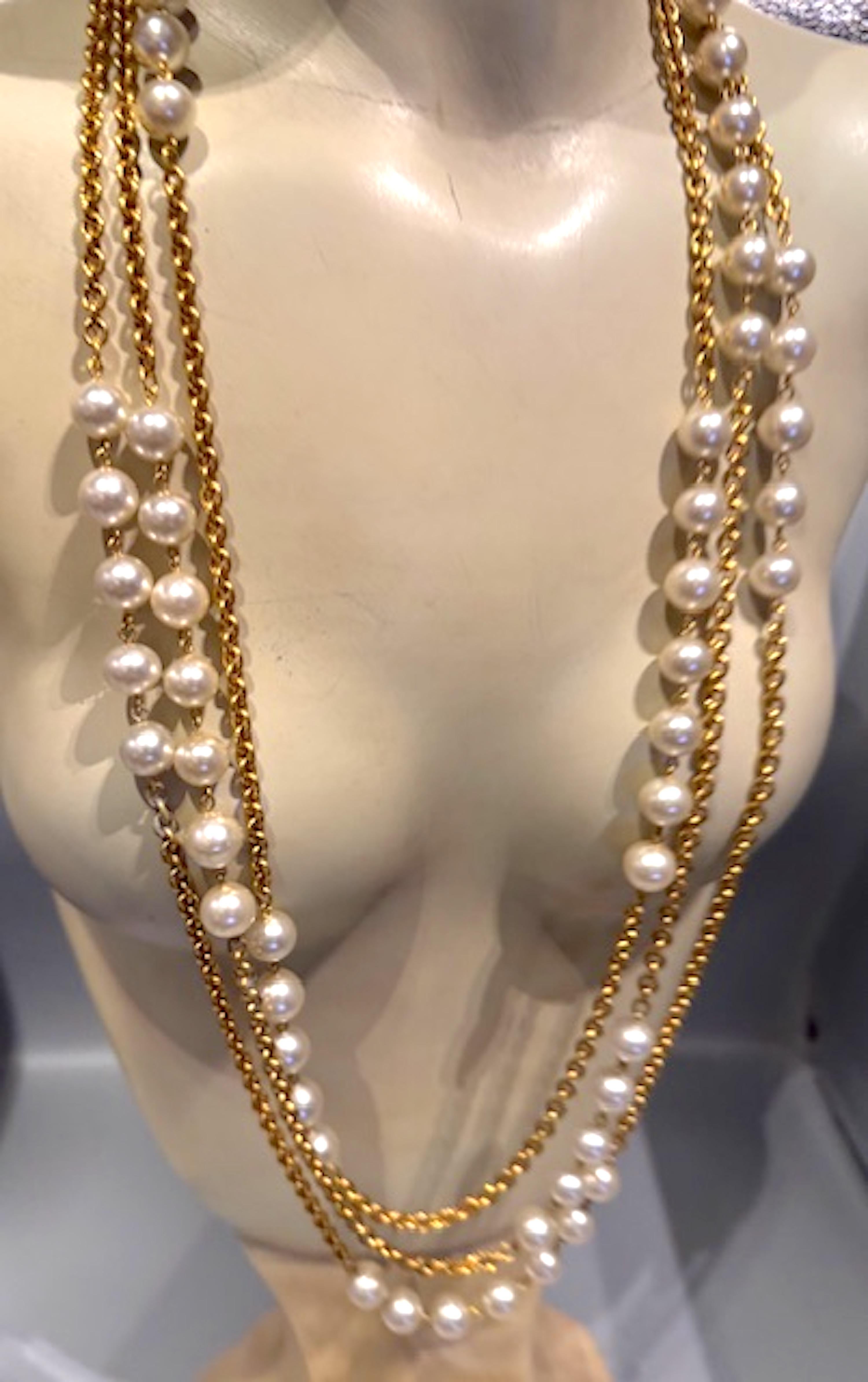 Collar largo Chanel de 3 vueltas de cadena de oro y perlas, principios de los 80 en venta 3