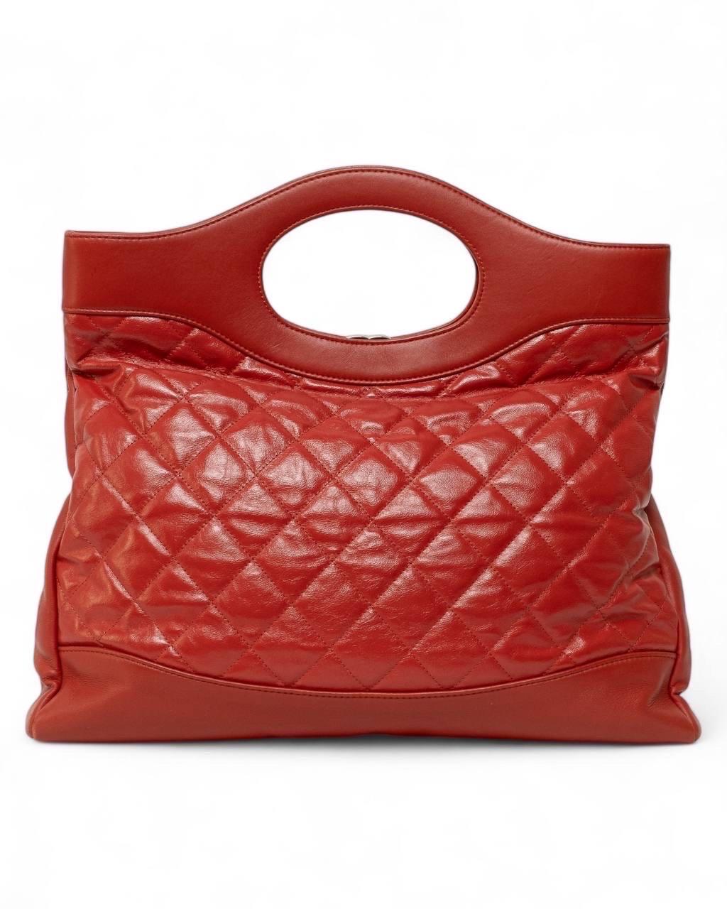 Borsa firmata Chanel, modello 31 Bag Timeless, misura large, realizzata in pelle trapuntata rossa con hardware argentati. Dotata di una chiusura frontale a girello con classico logo “CC”, internamente rivestita in tela tono su tono, con comode