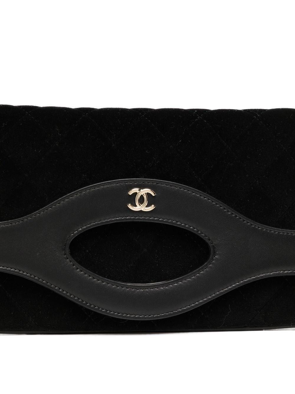 This luxurious 31 Diamond-Quilted Clutch Bag from Chanel features a velvet & leather blend material, diamond quilting, signature interlocking CC logo, single top handle, foldover top, top zip fastening, main compartment, and internal zip-fastening
