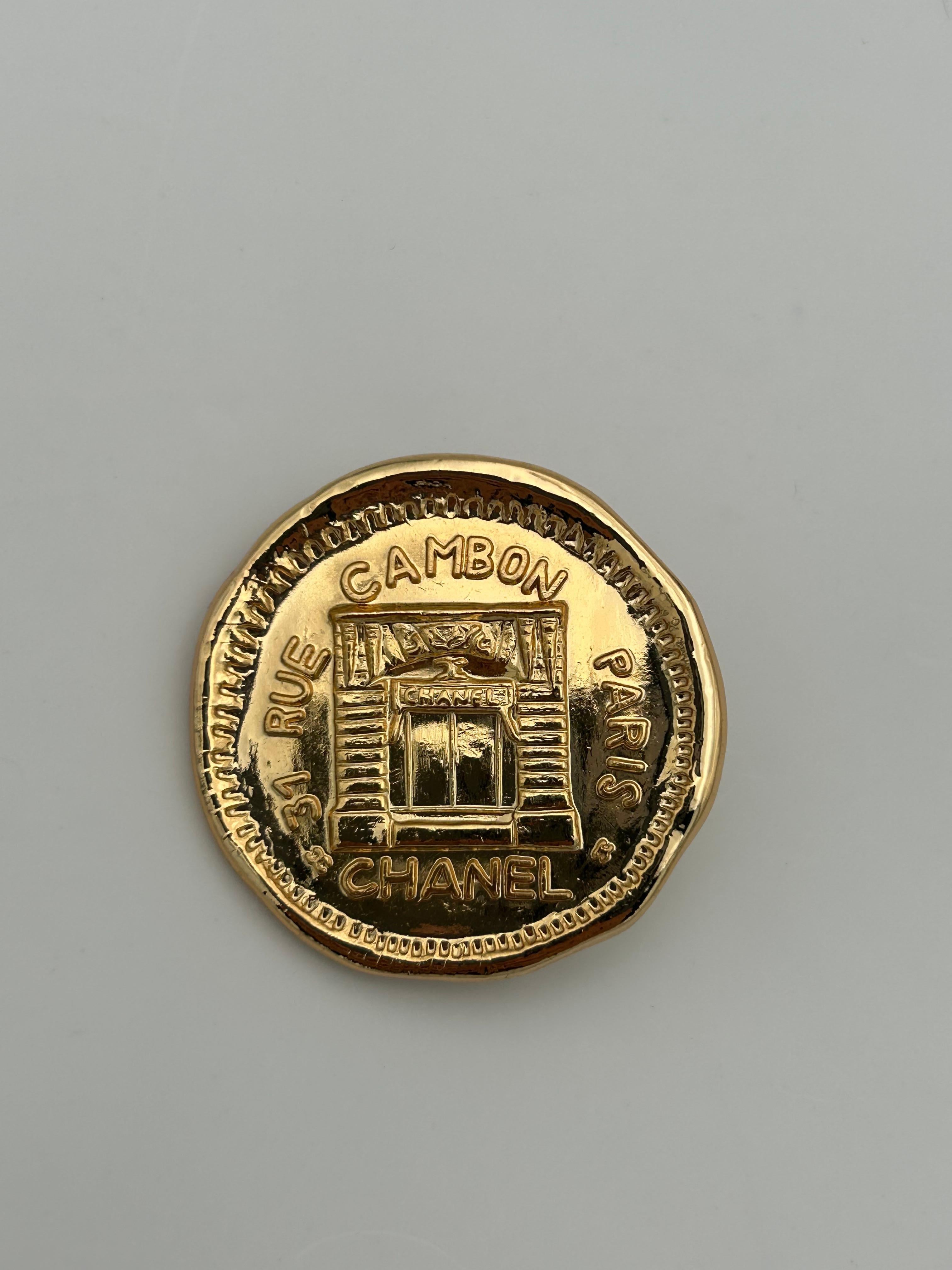 Broche Chanel 31 Rue Cambon. En perfecto estado, este broche es una pieza perfecta para realzar cualquier atuendo. Representa el escaparate de la tienda Chanel de París, lo que la convierte en una pieza muy buscada entre coleccionistas y entusiastas