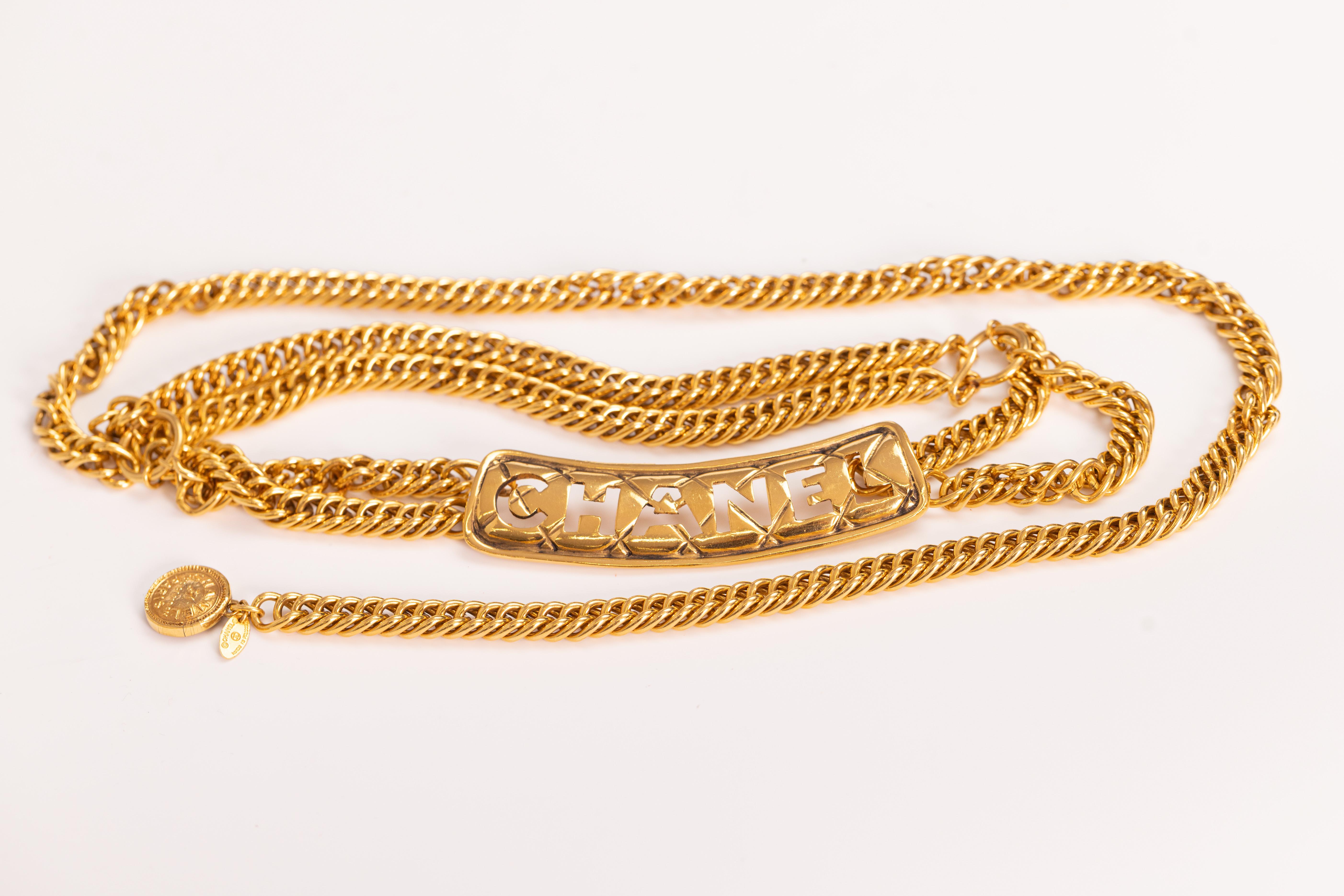 Chanel 31 Rue Cambon Double Chain Gold Logo Charm Coin Belt In Good Condition For Sale In Montreal, Quebec