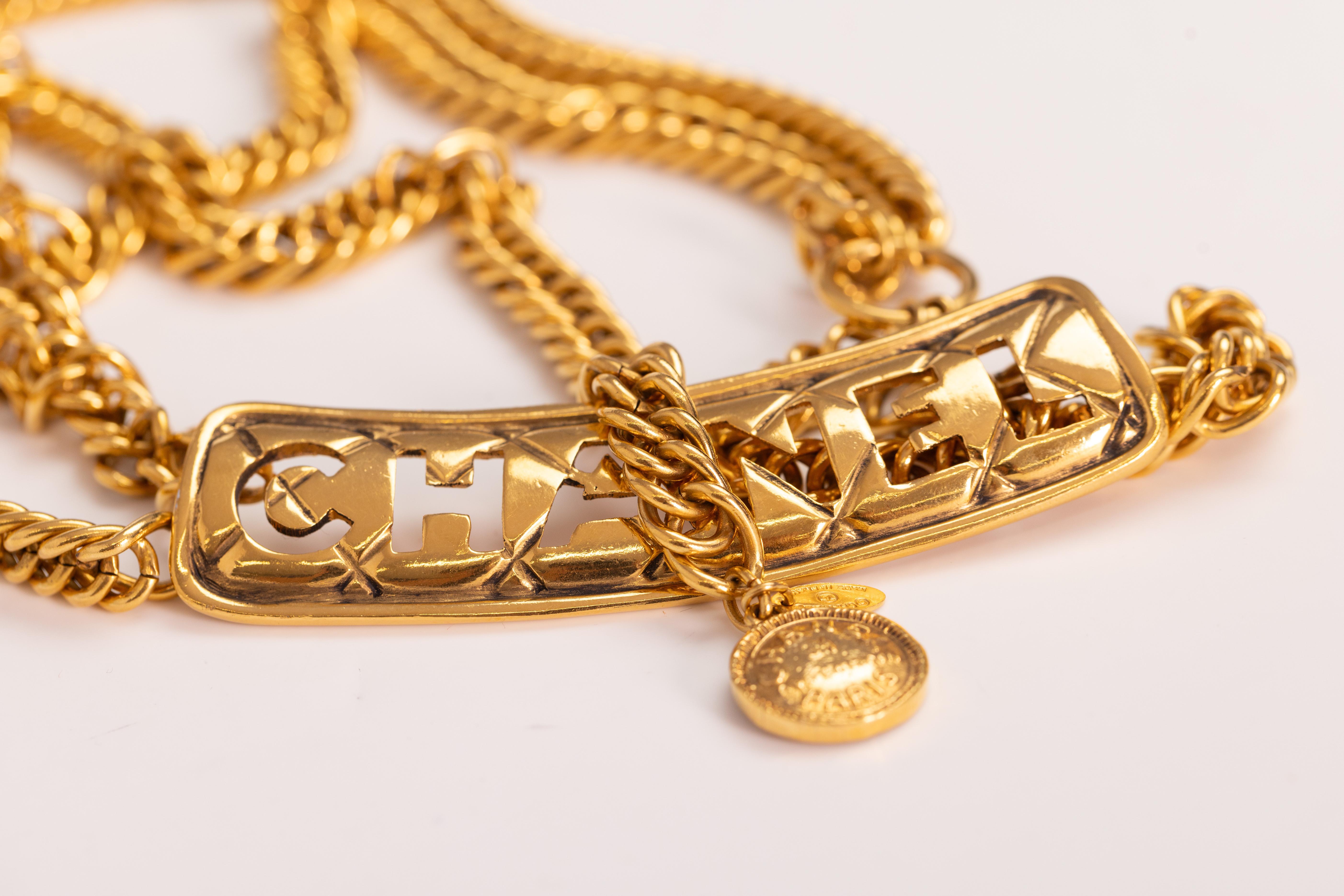 Ceinture Chanel 31 rue Cambon à double chaîne avec breloque logo en or Pour femmes en vente