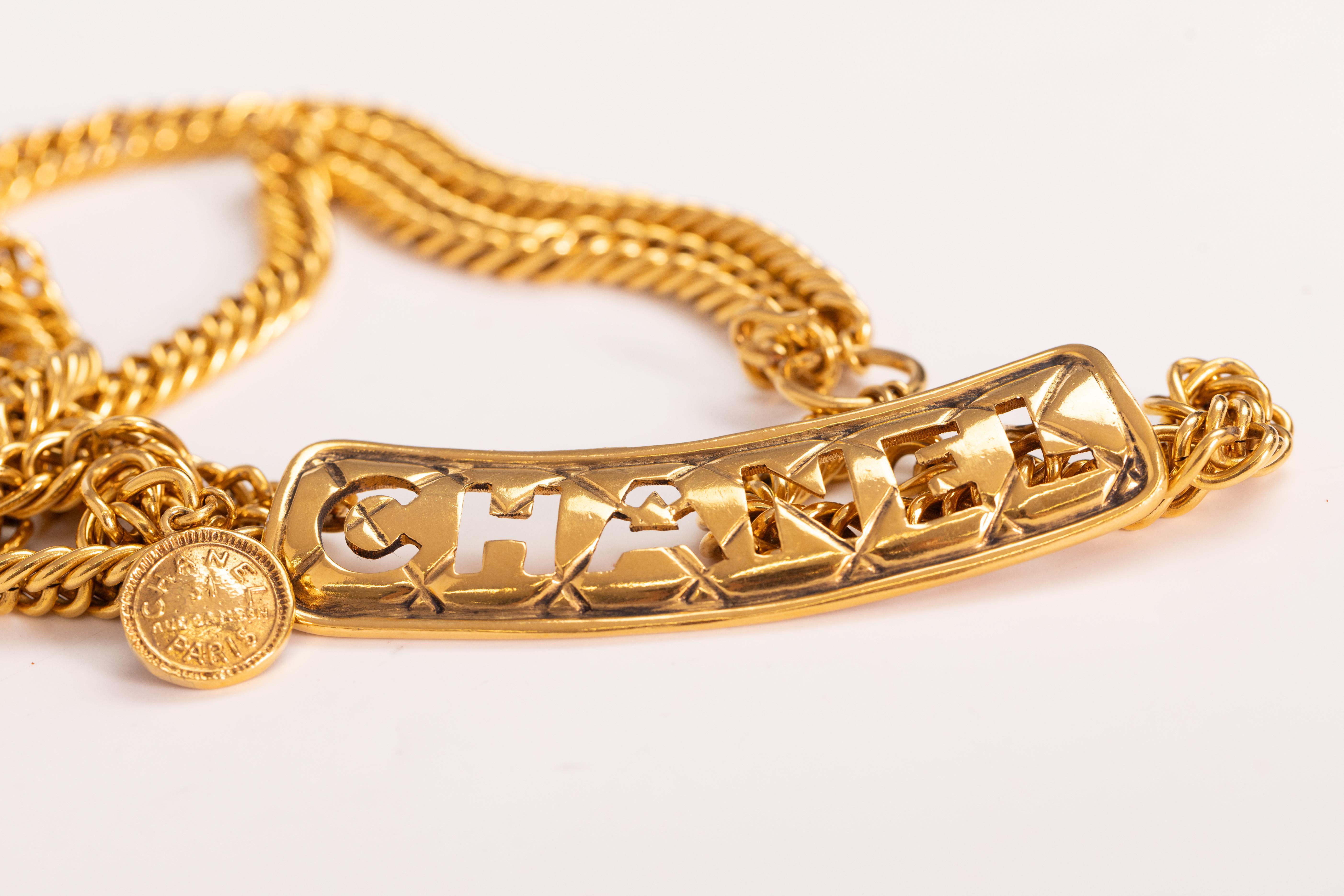 Ceinture Chanel 31 rue Cambon à double chaîne avec breloque logo en or en vente 1