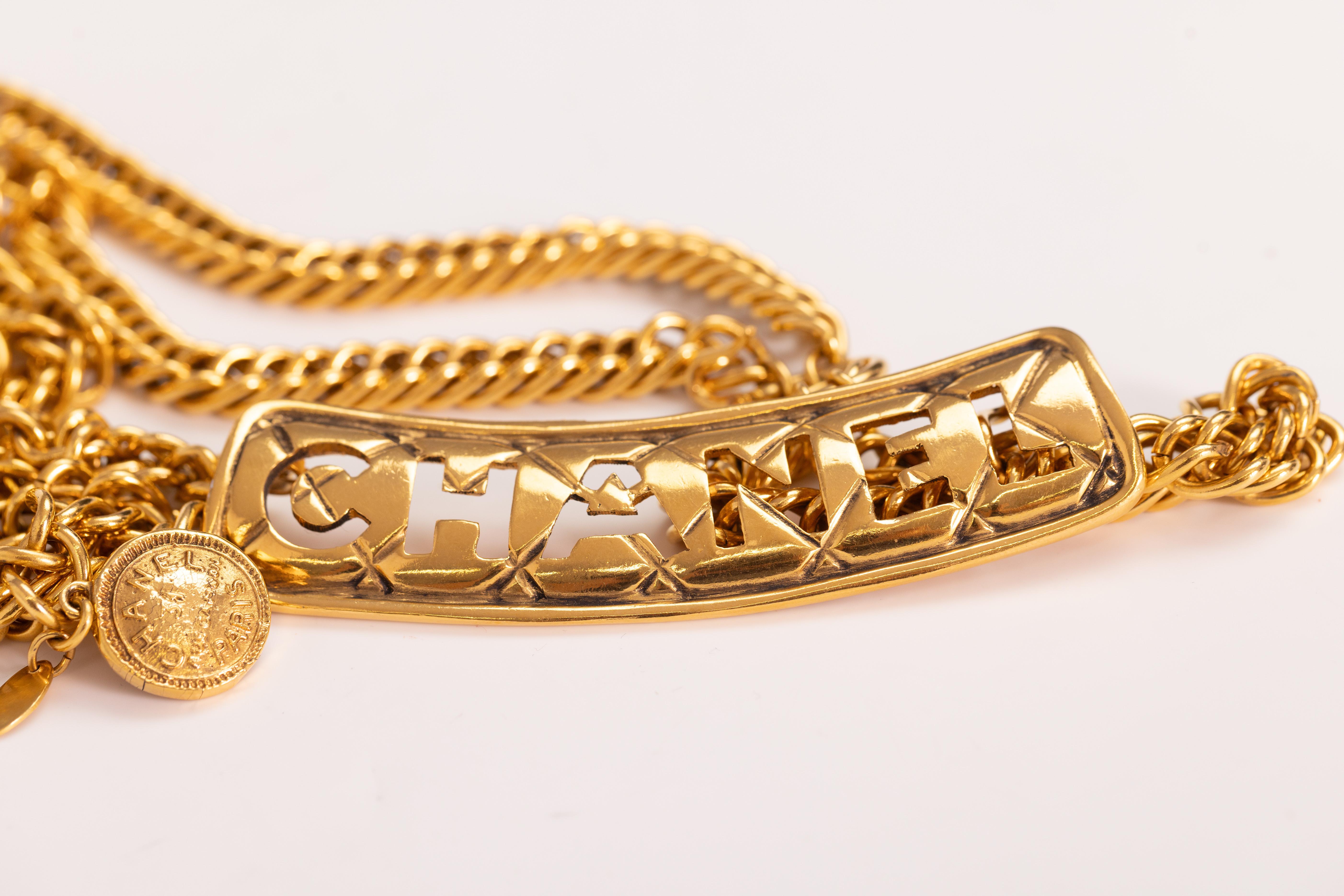 Ceinture Chanel 31 rue Cambon à double chaîne avec breloque logo en or en vente 2