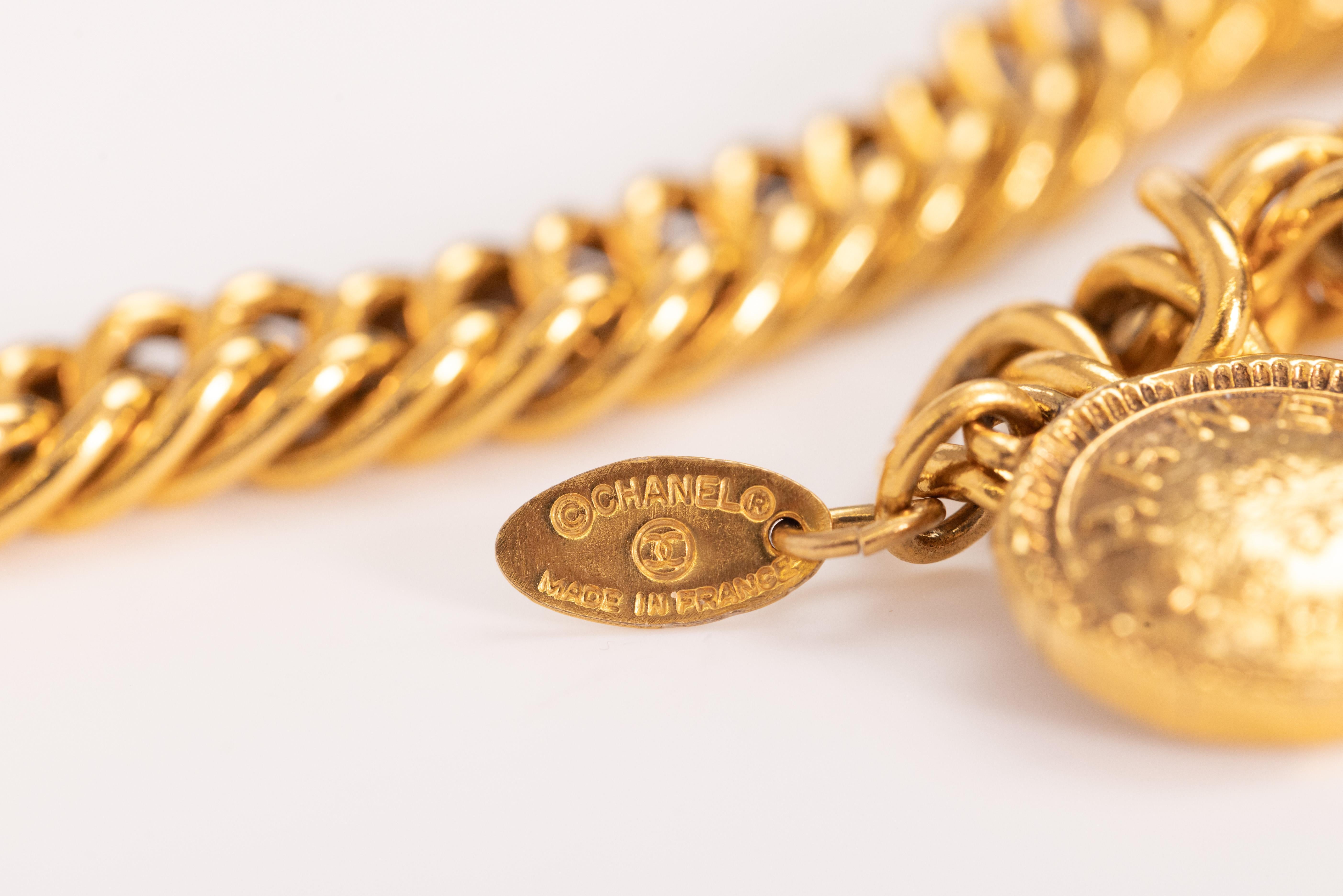 Ceinture Chanel 31 rue Cambon à double chaîne avec breloque logo en or en vente 4