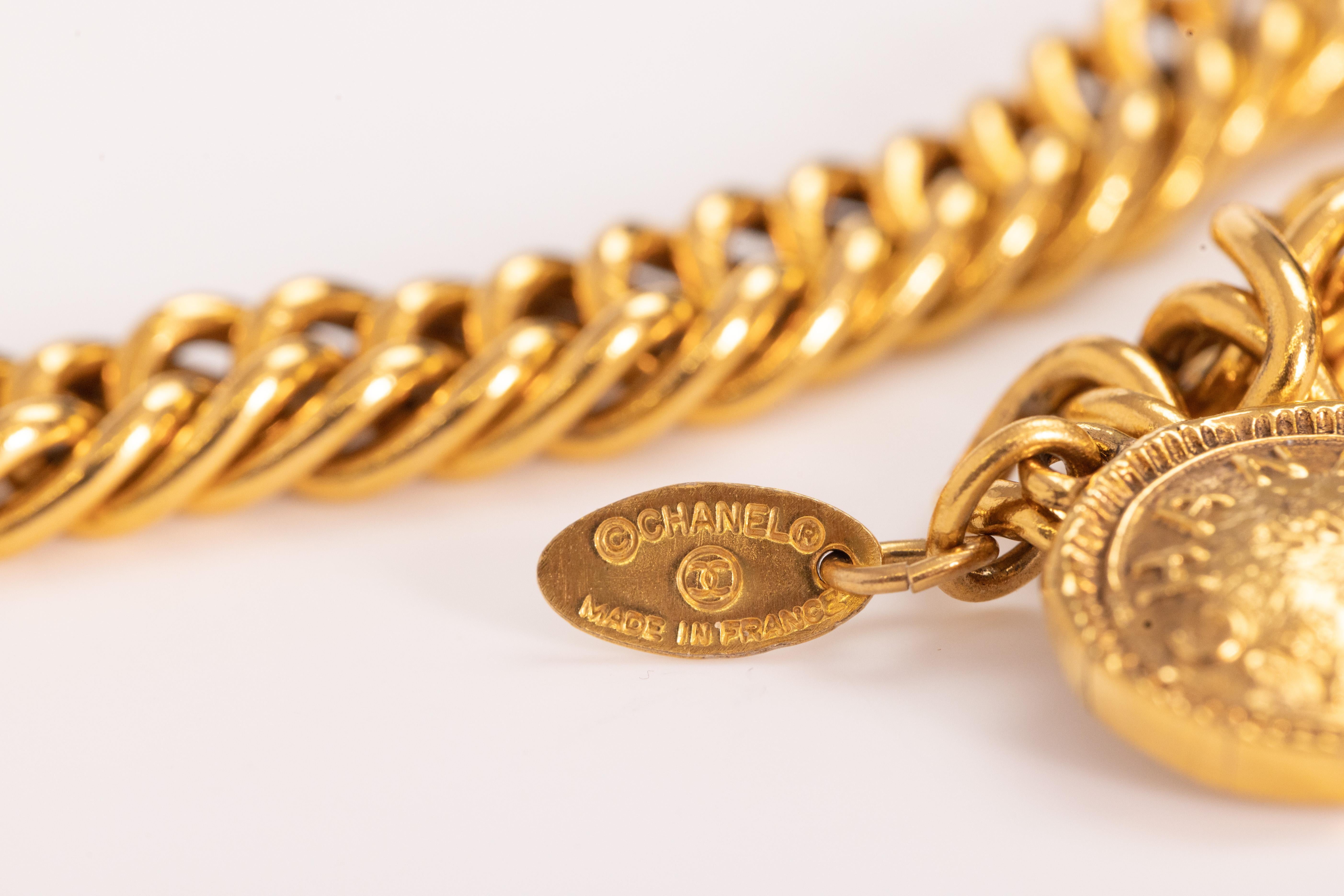 Ceinture Chanel 31 rue Cambon à double chaîne avec breloque logo en or en vente 5