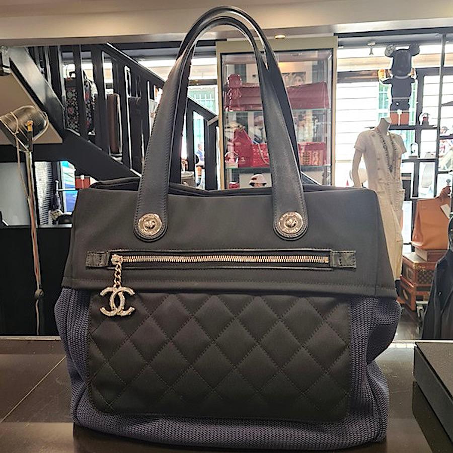 CHANEL 31 RUE Cambon Tote Bag in black and blue canvas. The jewelry is in palladium silver metal.
Condition: never worn.
Made in Italy.
Dimensions: 35 x 32 x 16 cm.
Strap length: 44 cm on the arm or on the shoulder, Hologram: 1780 ....
It comes from