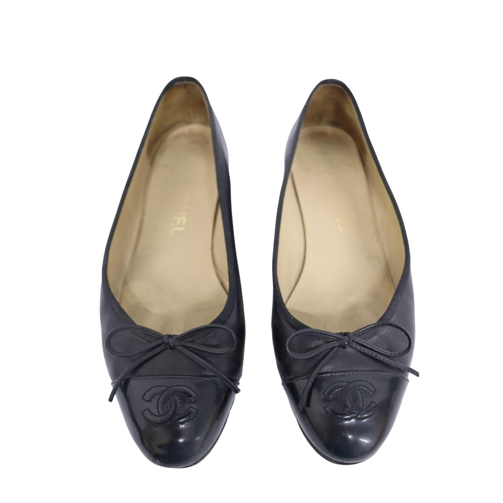 Black leather Chanel ballet flats, with bow detail, and patent leather Chanel-embossed toe.

Material: Leather
Size: EU 38
Overall Condition: Good
Interior Condition: signs of use.
Exterior Condition: some scuffing on the sides and toe.

Extras
N/A