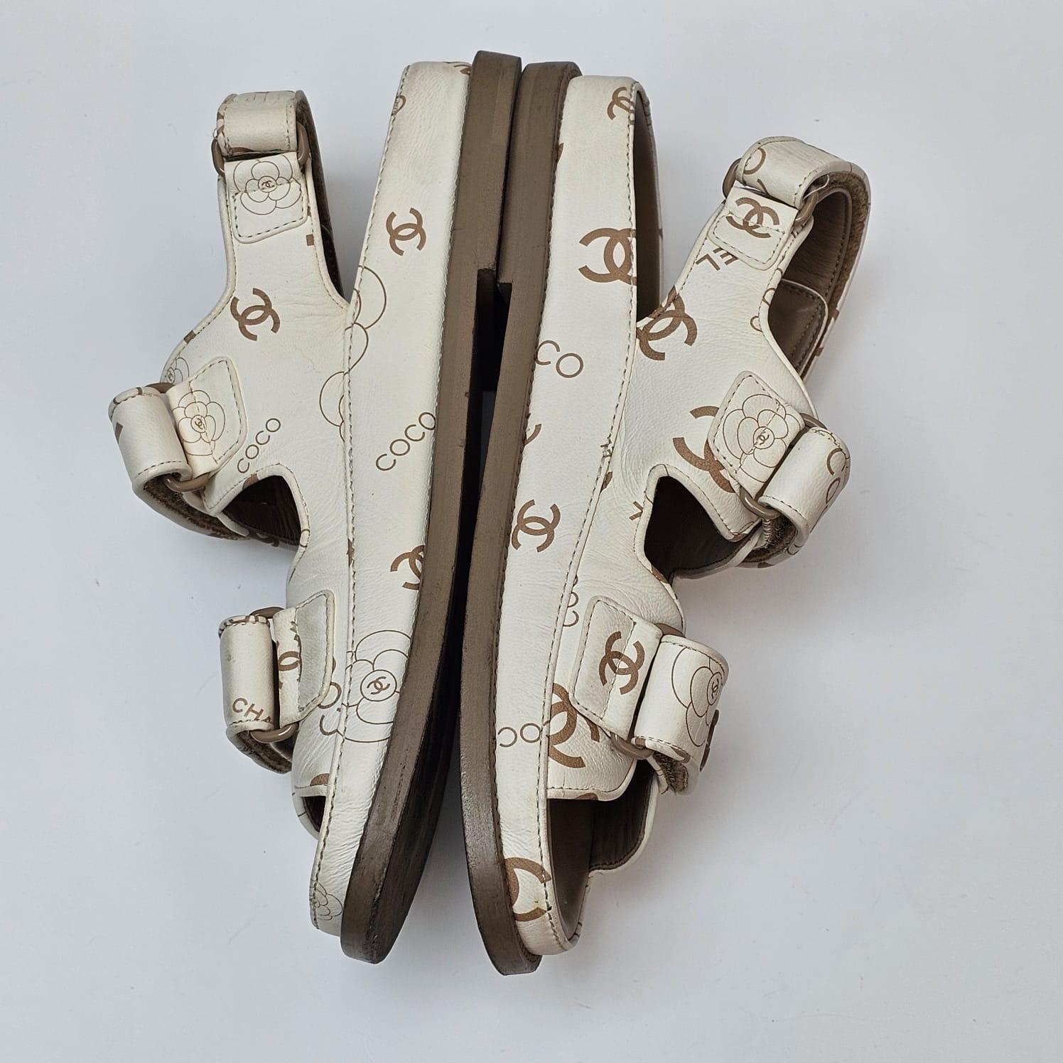 Chanel 38 Cuir blanc Logo Print Dad Sandals en vente 5