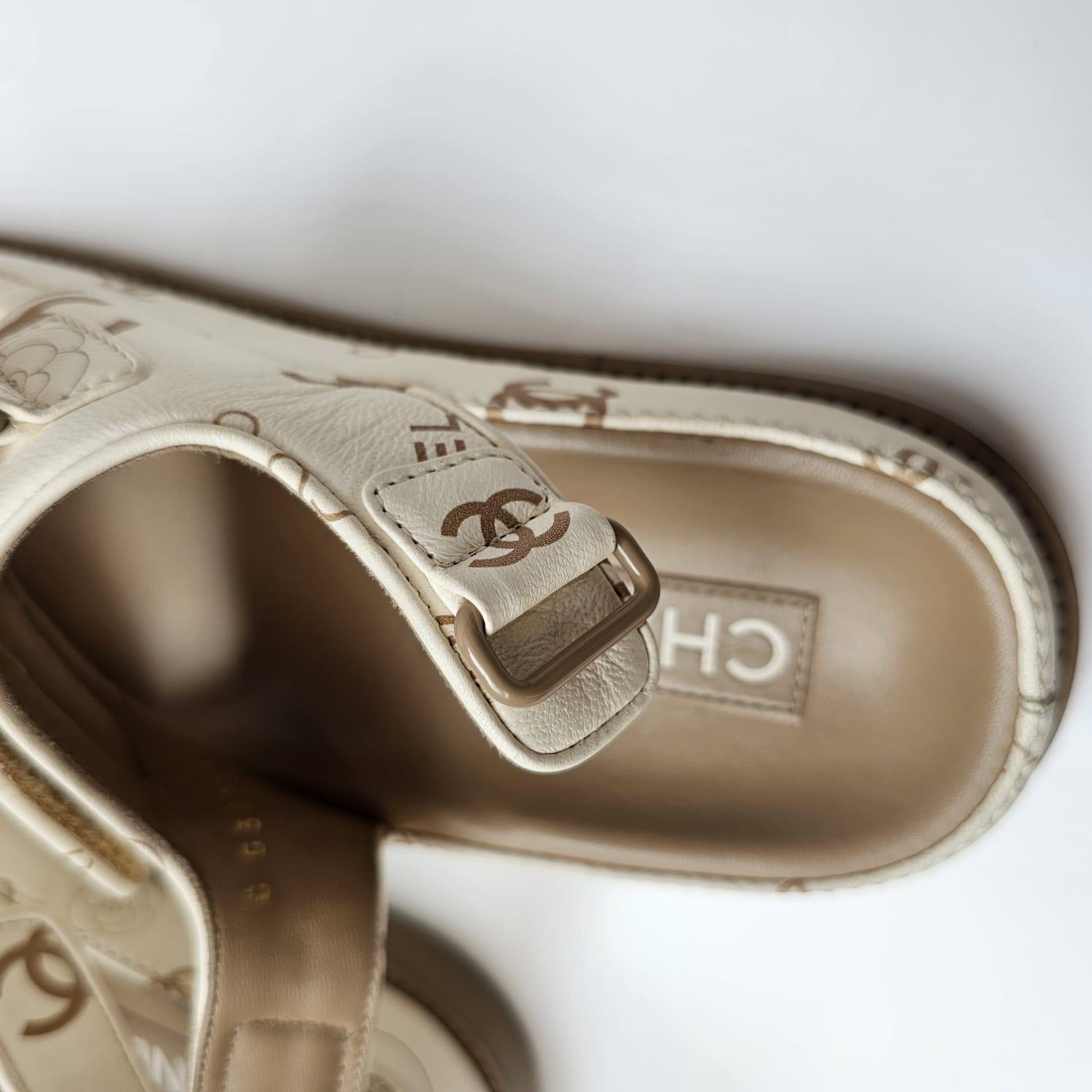 Chanel 38 Cuir blanc Logo Print Dad Sandals en vente 7