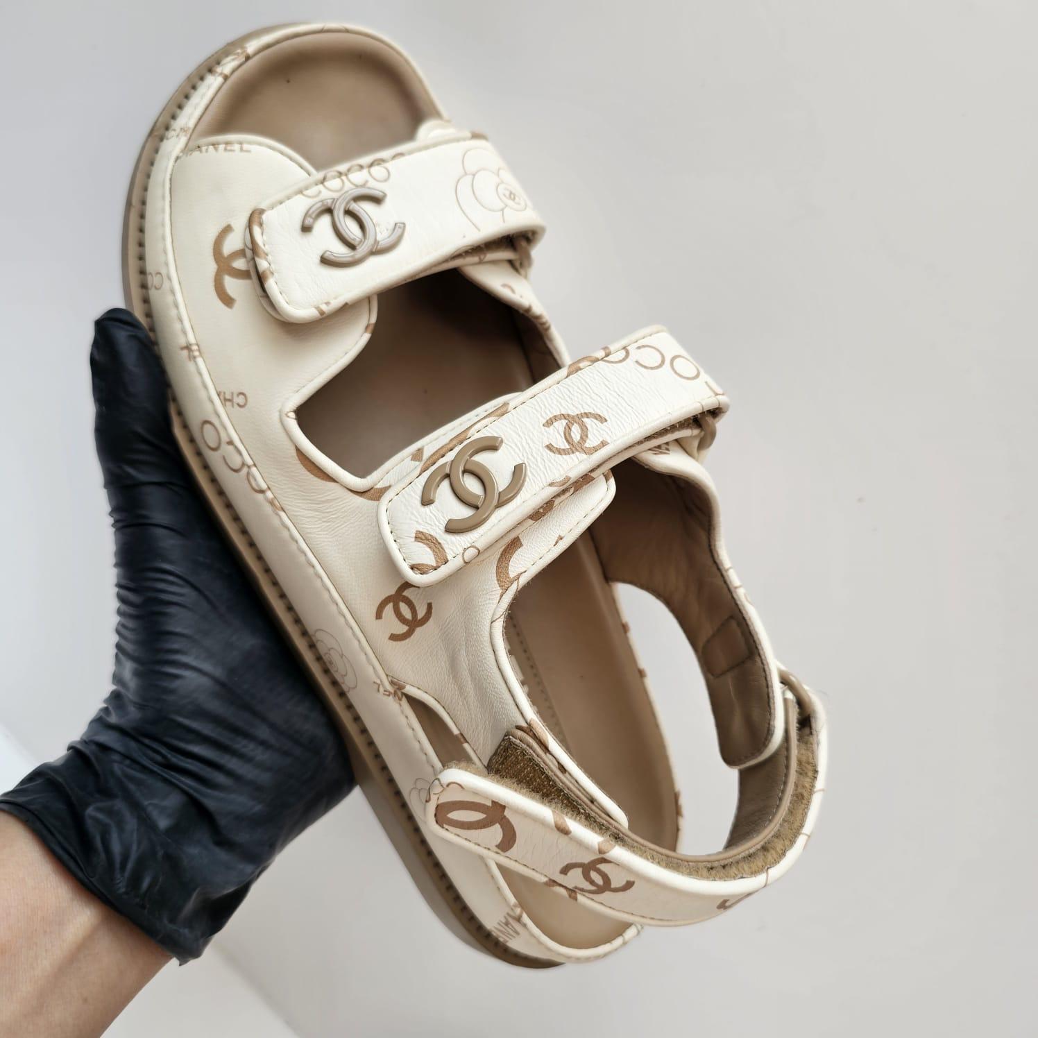 Chanel 38 Cuir blanc Logo Print Dad Sandals en vente 8