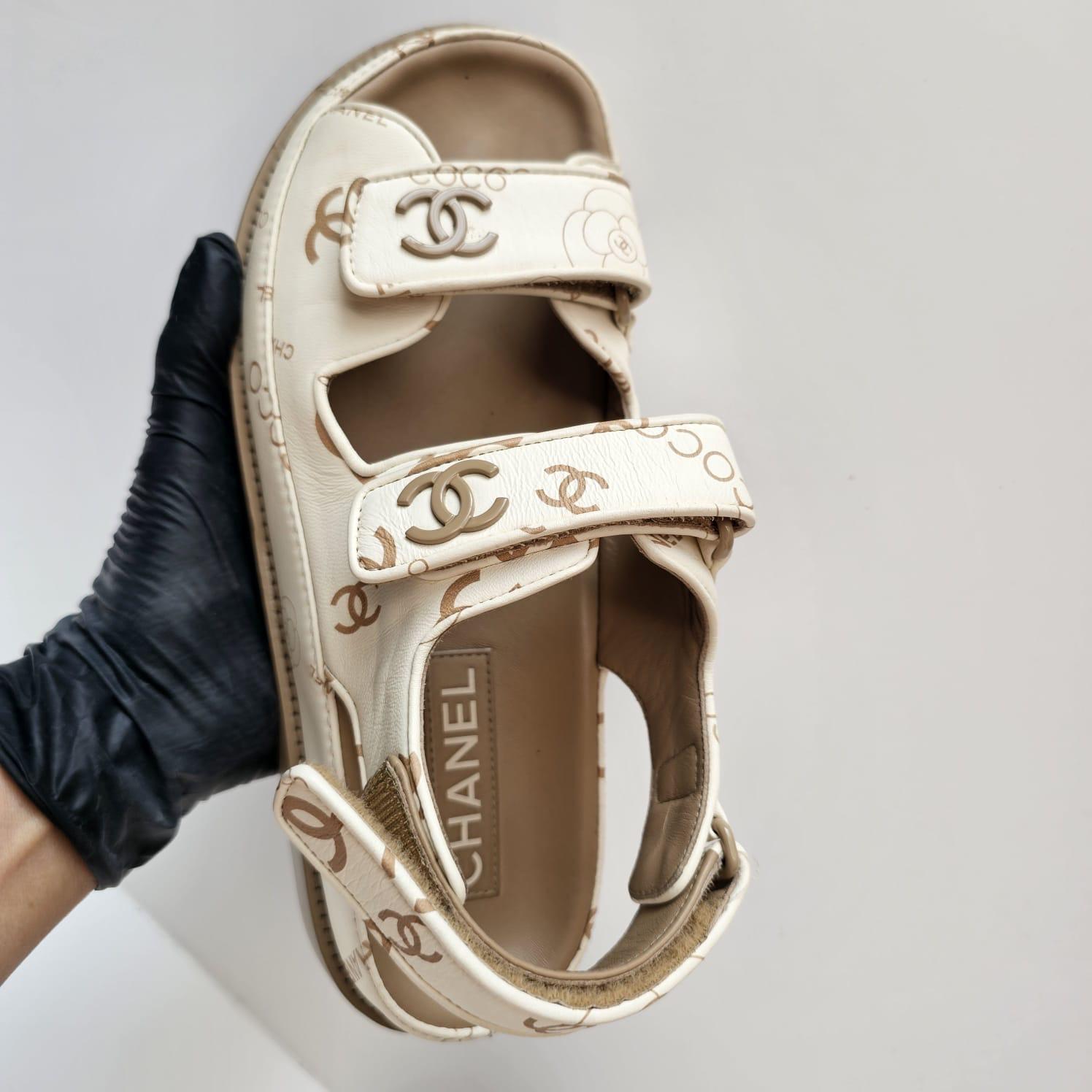 Chanel 38 Cuir blanc Logo Print Dad Sandals en vente 9