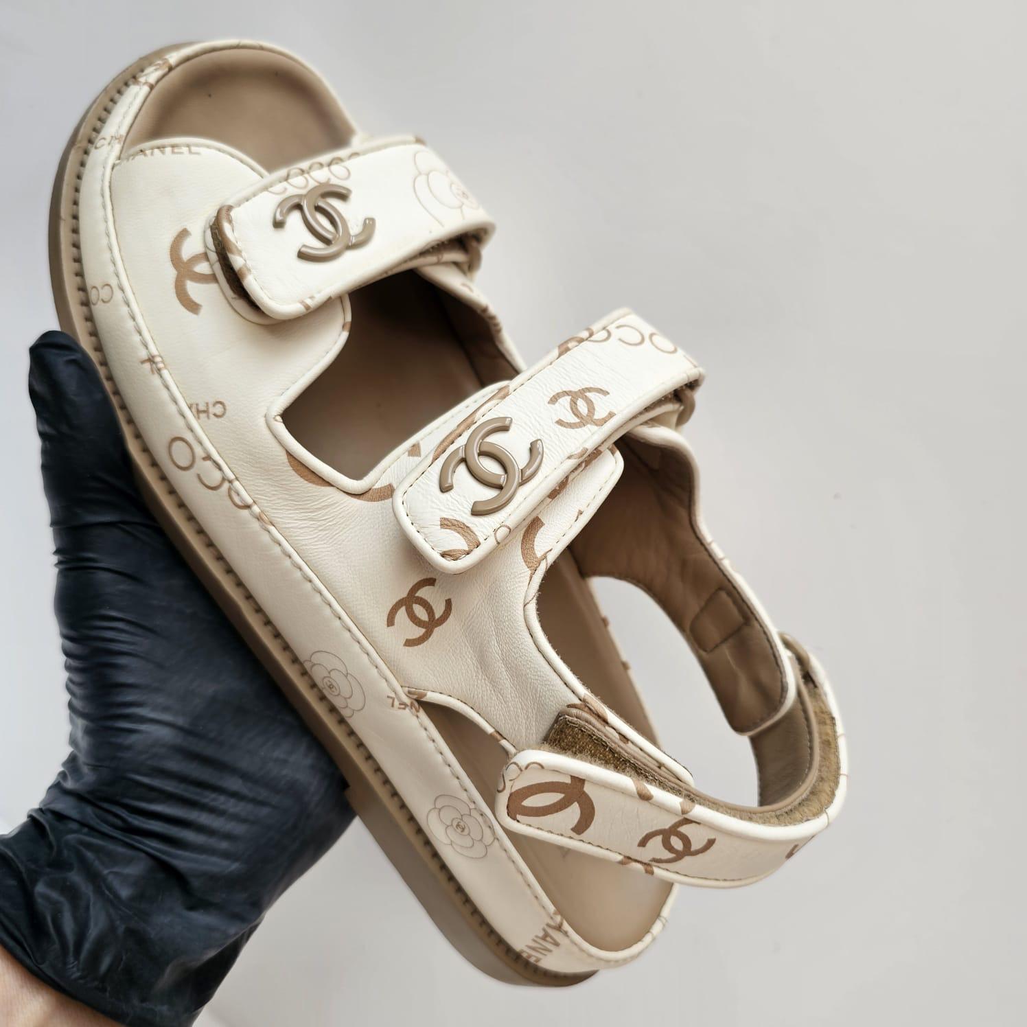 Chanel 38 Cuir blanc Logo Print Dad Sandals en vente 10