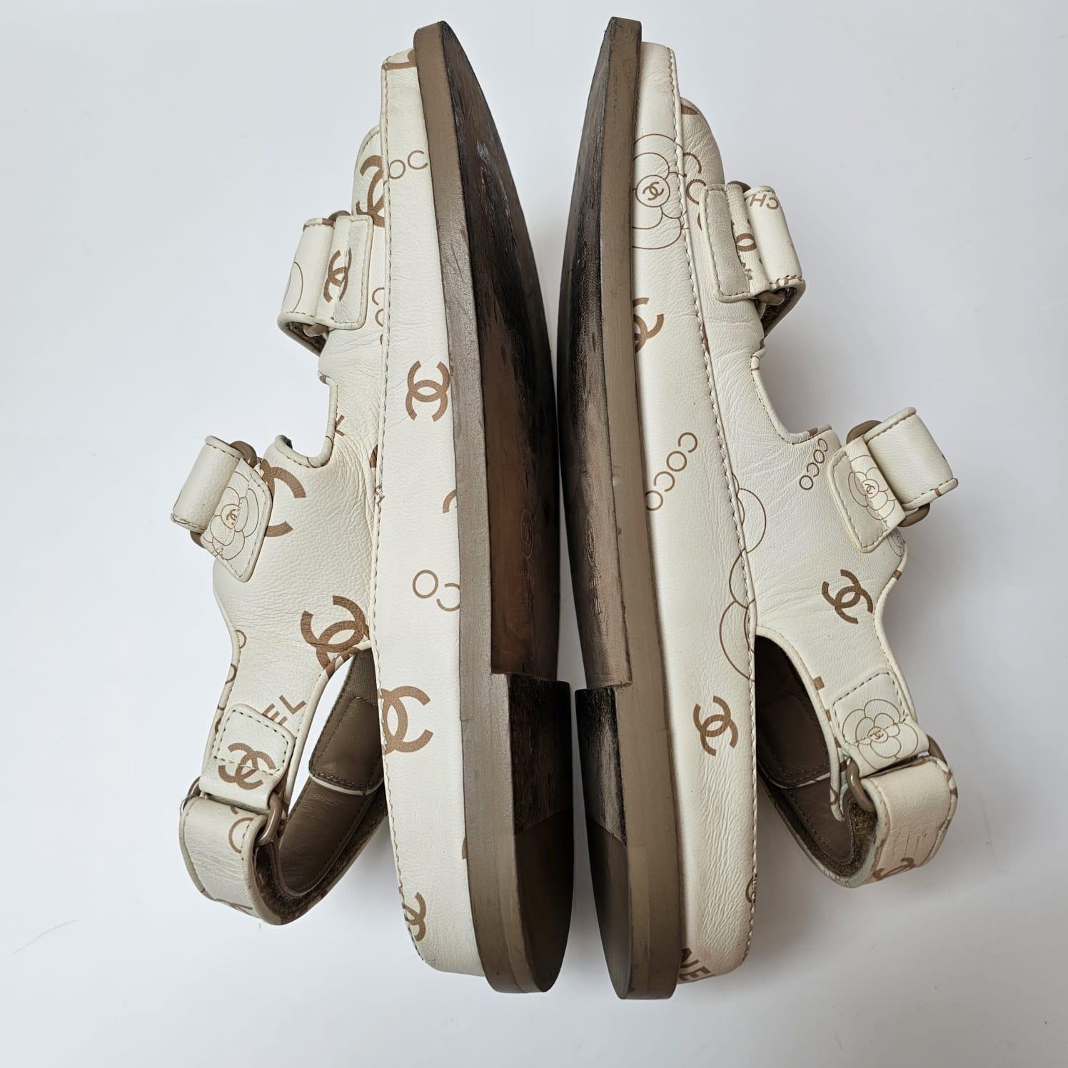 Blanc Chanel 38 Cuir blanc Logo Print Dad Sandals en vente