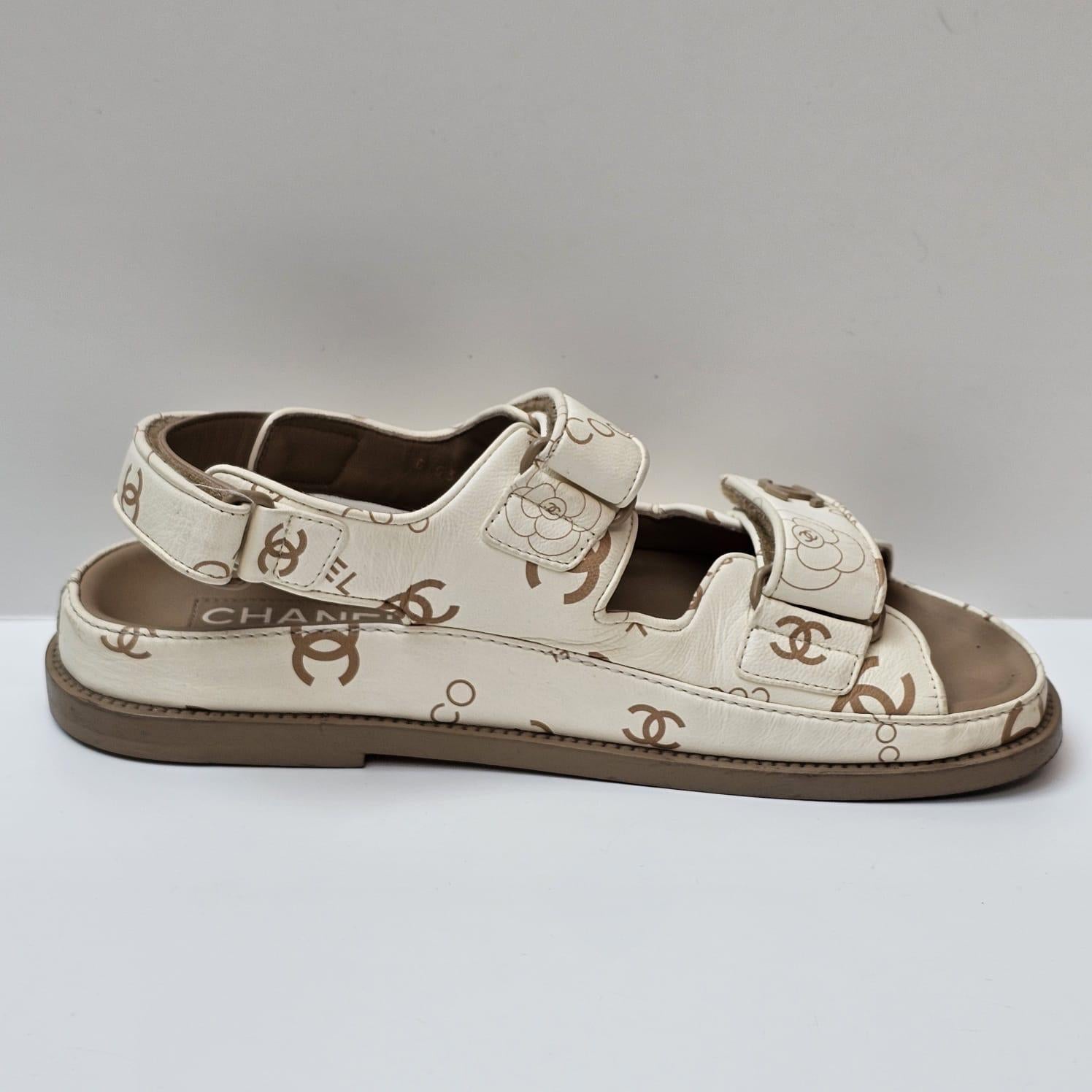 Chanel 38 Cuir blanc Logo Print Dad Sandals Pour femmes en vente