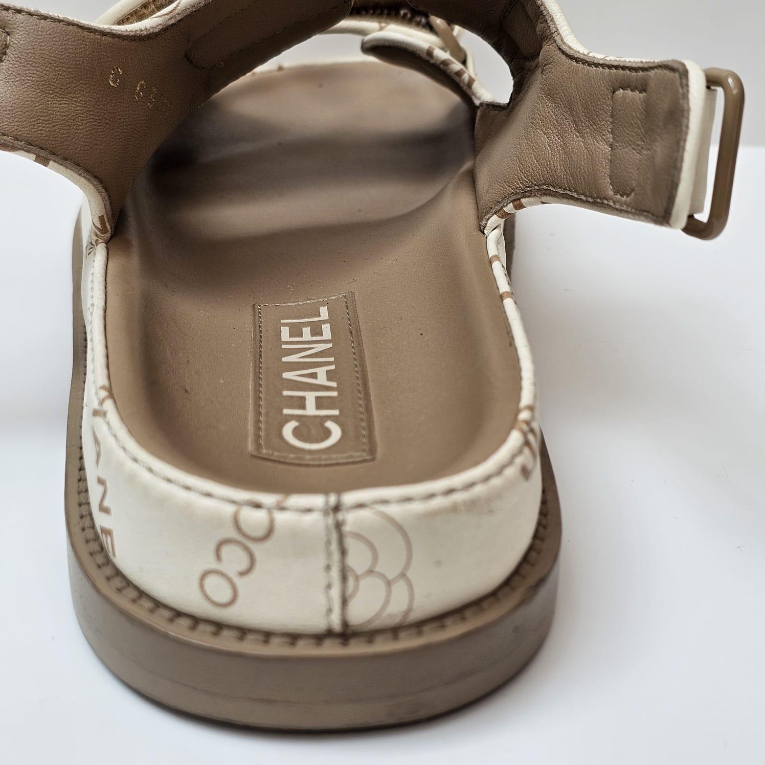 Chanel 38 Cuir blanc Logo Print Dad Sandals en vente 1