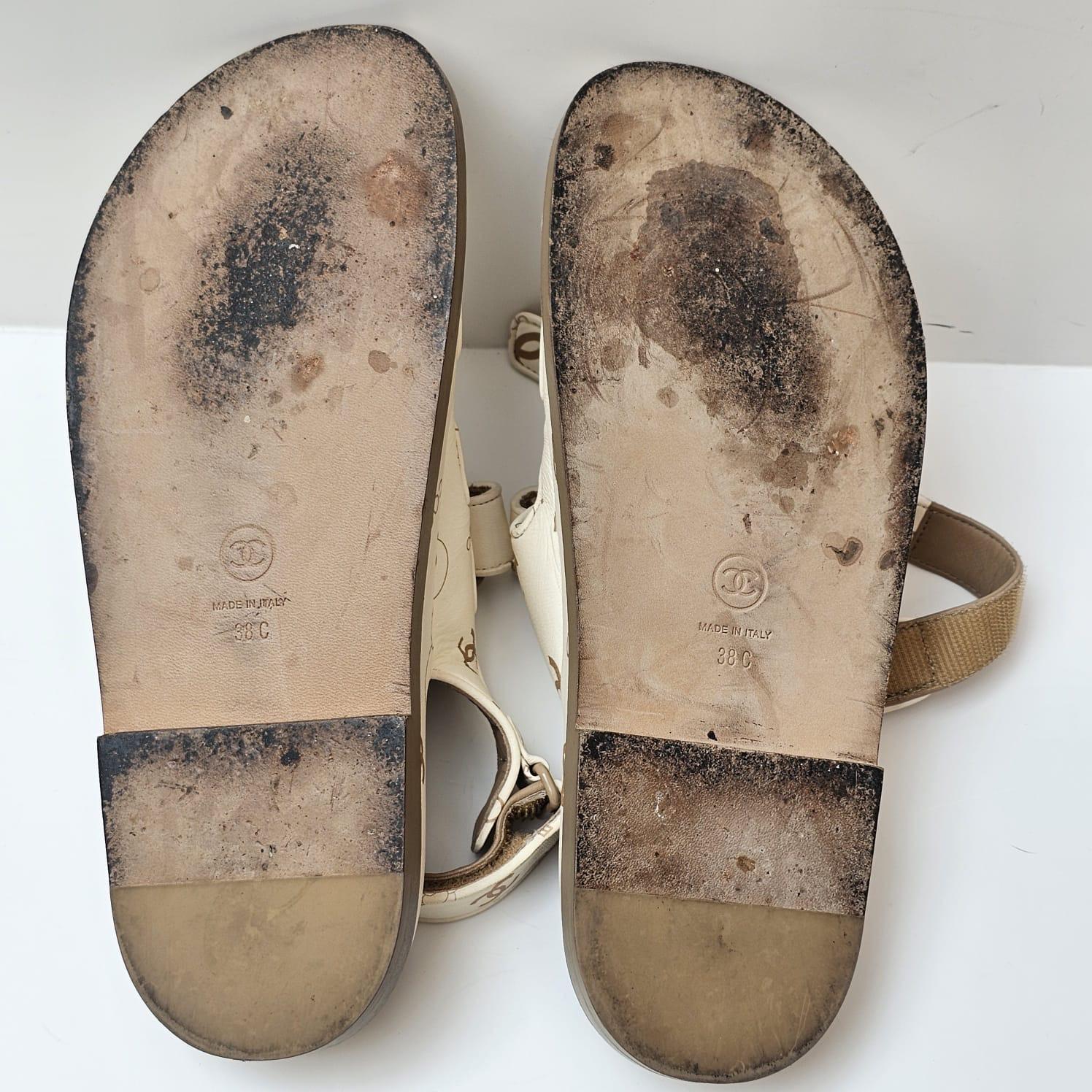 Chanel 38 Cuir blanc Logo Print Dad Sandals en vente 2