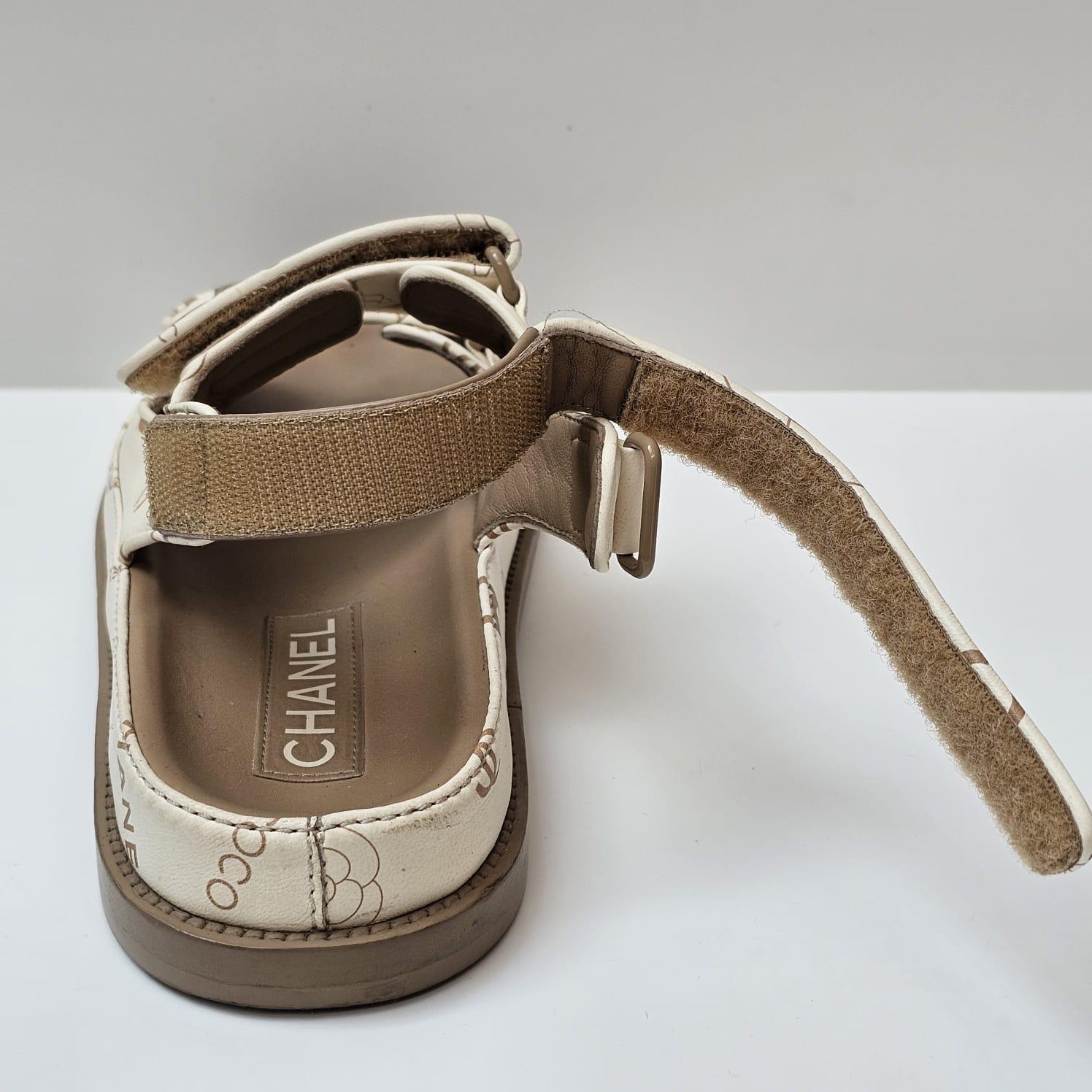 Chanel 38 Cuir blanc Logo Print Dad Sandals en vente 3