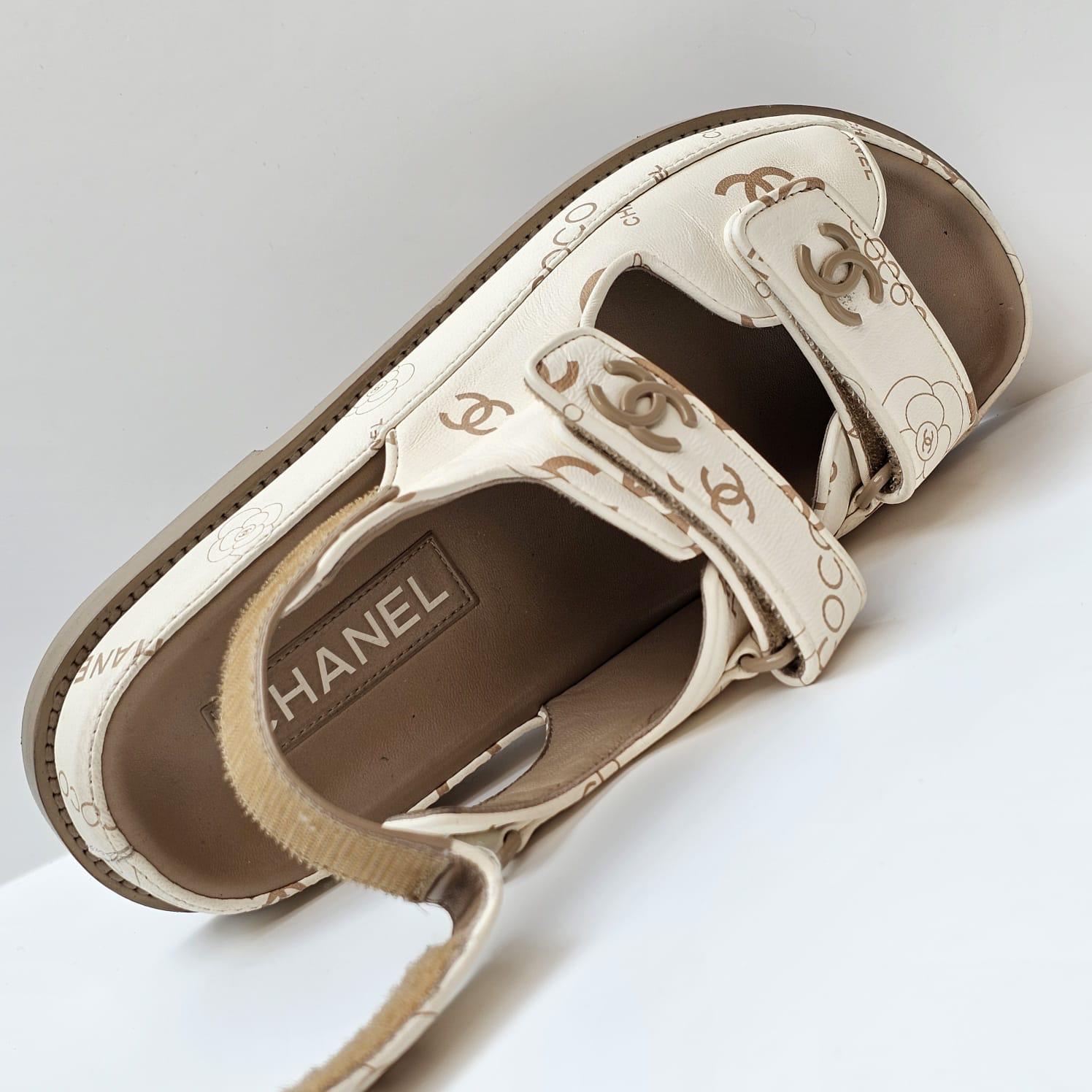 Chanel 38 Cuir blanc Logo Print Dad Sandals en vente 4