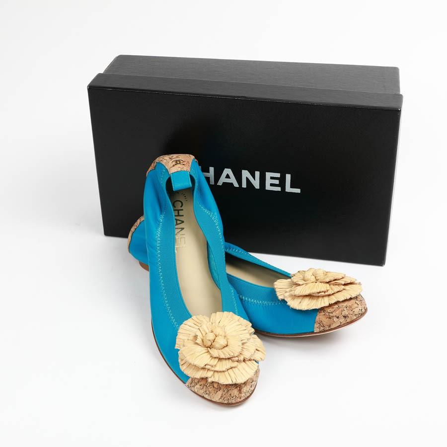 New in the box, lovely pair of Chanel Ballerina, adorned with a stylized camelia made of raffia. In two tones color, turquoise and beige, those shoes are making the difference with its cork front and back adorned with the  iconic CC symbol.  In