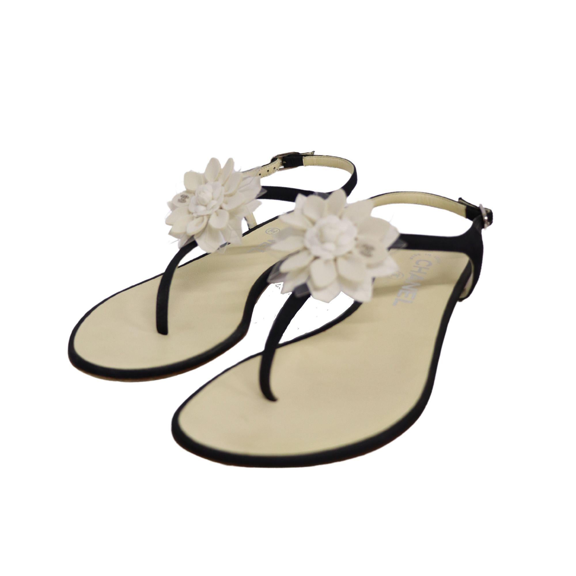 Black and white Chanel sandal with with 3D flower detail and the signature camellia in the middle. In excellent condition.

Material: Textile
Size: EU 37
Overall Condition: very good
Interior Condition: Signs of wear
Exterior Condition: light marks
