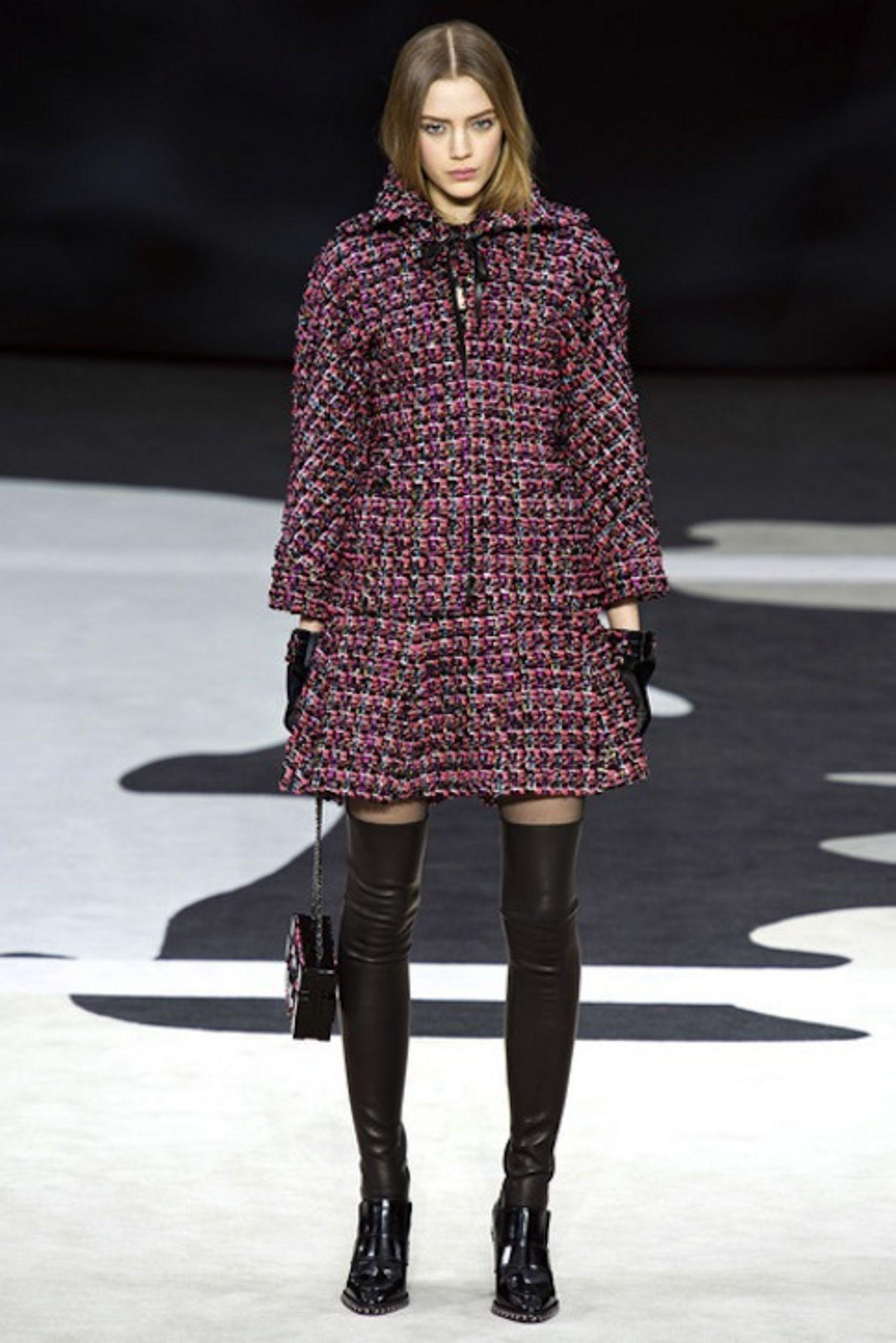 Nouvelle jupe plissée en tweed Lesage rose et noir de Chanel, issue de la Collection GLOBALIZATION, automne 2013 de Karl Lagerfeld.
Prix sur l'étiquette 2,700$ (sans les taxes)
Taille 36 FR. Nouveau avec étiquette