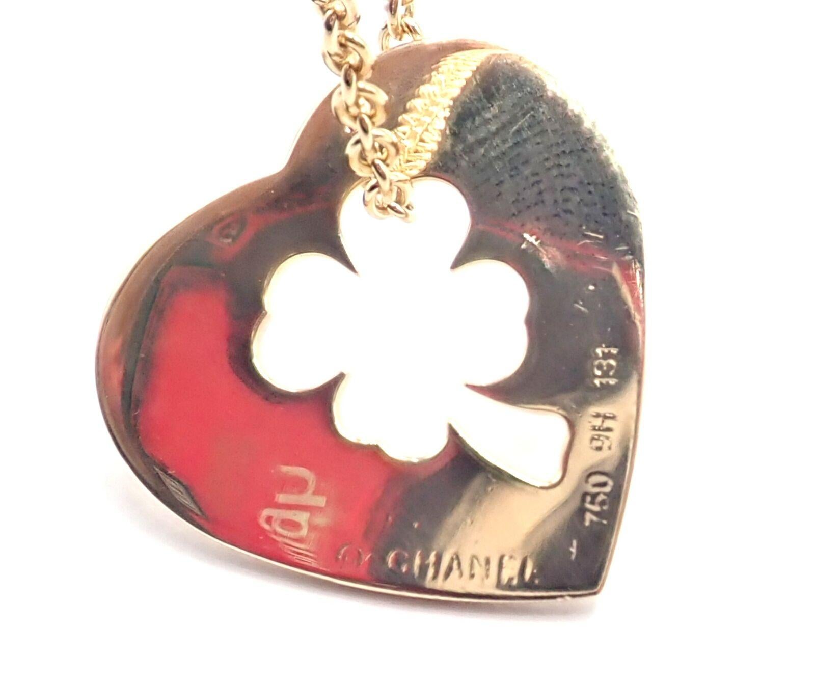 Chanel Collier à maillons en or jaune avec pendentif cœur de trèfle à 4 feuilles en vente 7