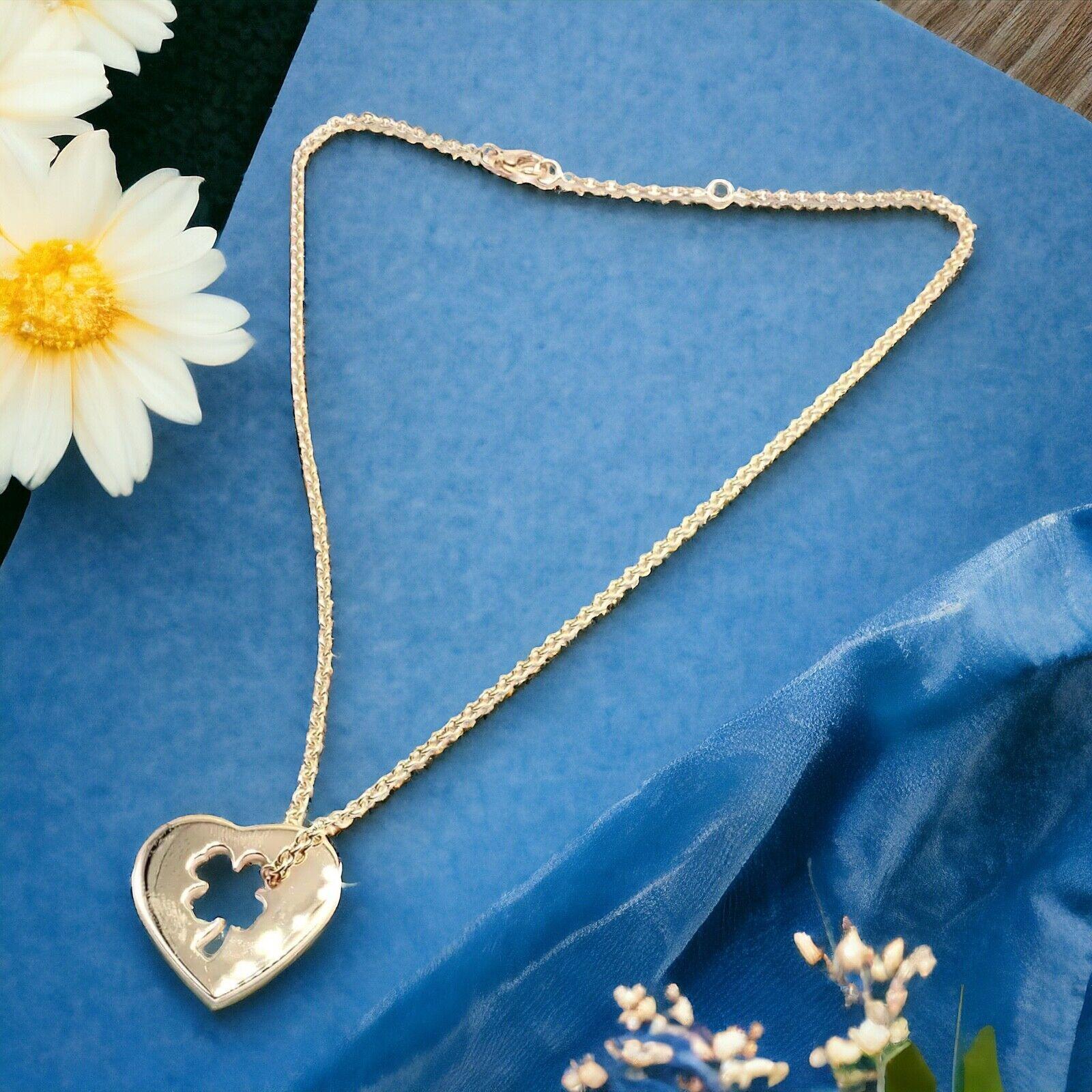 Collier à maillons en or jaune 18k avec pendentif en forme de cœur en trèfle à 4 feuilles, Chanel. 
Le collier à maillons en forme de cœur avec pendentif trèfle à 4 feuilles de Chanel est élégamment réalisé en or jaune 18 carats. 
Il comporte un