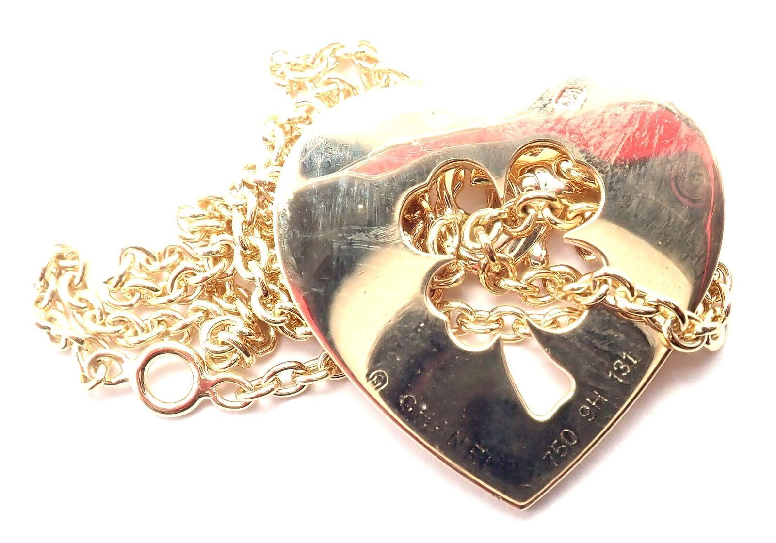 Chanel Collier à maillons en or jaune avec pendentif cœur de trèfle à 4 feuilles en vente 1