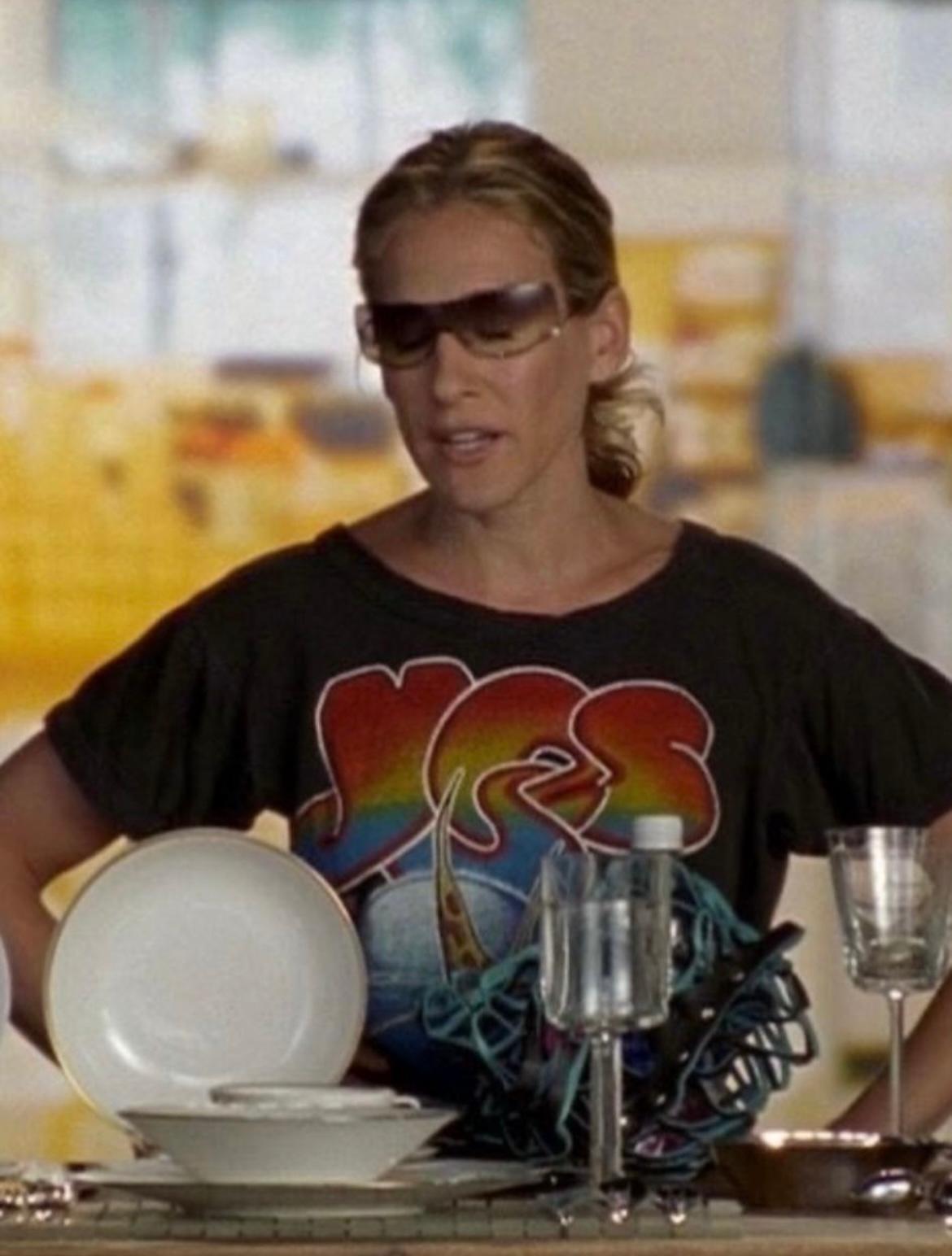 Un iconico e ricercatissimo paio di occhiali da sole Chanel 4054-H della collezione Primavera/Estate 2002, notoriamente indossati da Sarah Jessica Parker nel ruolo di Carrie Bradshaw in Sex and the City. Questi occhiali da sole sono caratterizzati