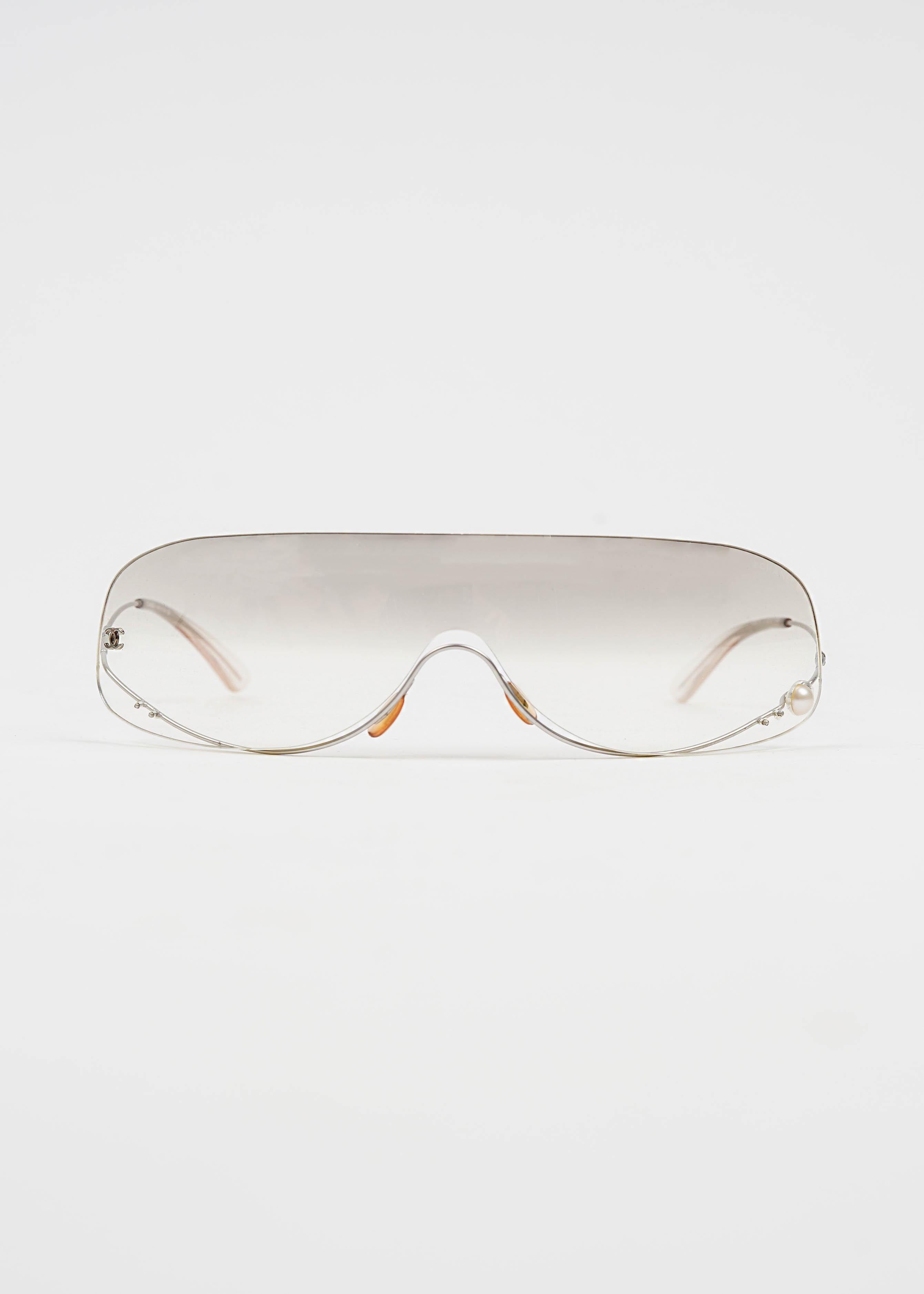 Beige Occhiali da sole Chanel 4054-H Pearl Shield - Indossati da Carrie in Sex and the City in vendita