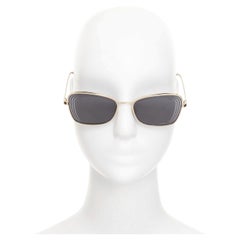 CHANEL 4254 Sonnenbrille mit goldenem Rahmen, schwarzen, strukturierten, abgestuften Gläsern, Logo und Chevron-Bügeln