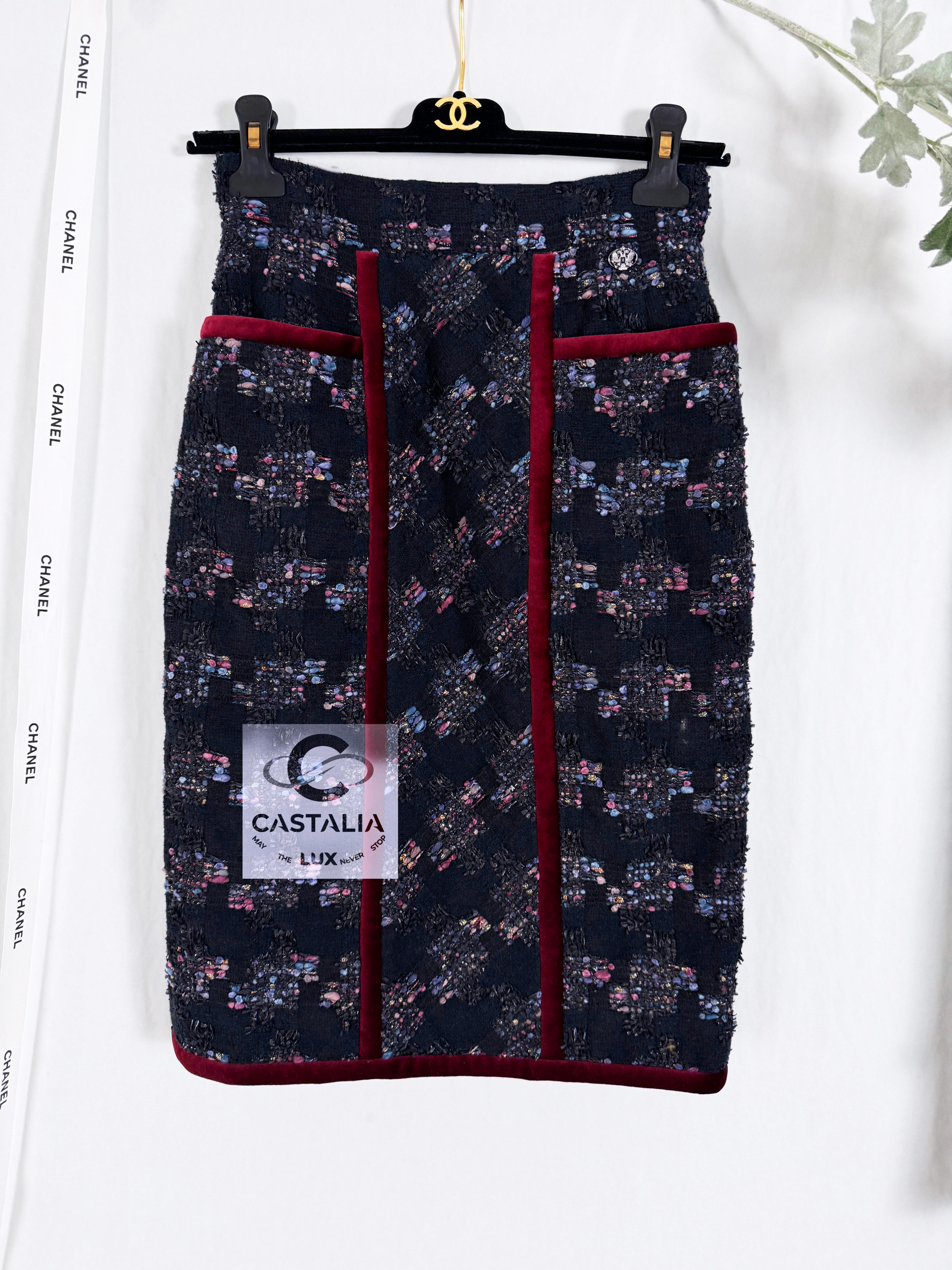 ~ Falda de colección Chanel de tweed Lesage negro con colgante de águila CC - Como se vio en Keira Knightley - valor en boutique 3.840 dólares

~  Esta falda no es sólo un atuendo, sino una cosmología de los códigos Chanel: el tweed como eternidad,