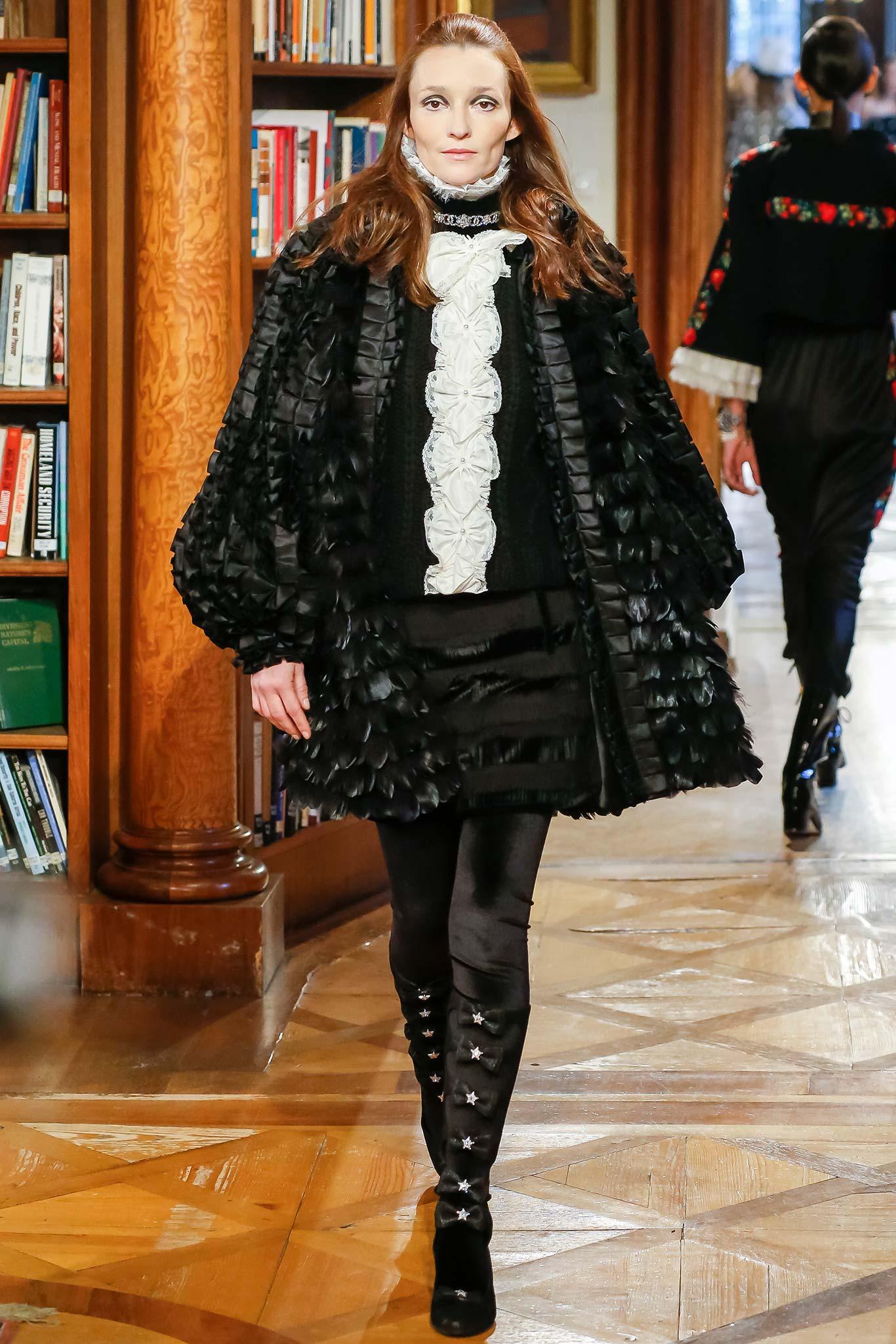 Boutique price 4,260$
Exquisite and sublime Chanel black velvet and ruffle skirt : from Runway of Paris / SALZBURG Collection, 2015 Metiers d'Art
- CC logo jewel Edelweiss buttons
- black silk lining
Size mark 34 FR. Never worn.
