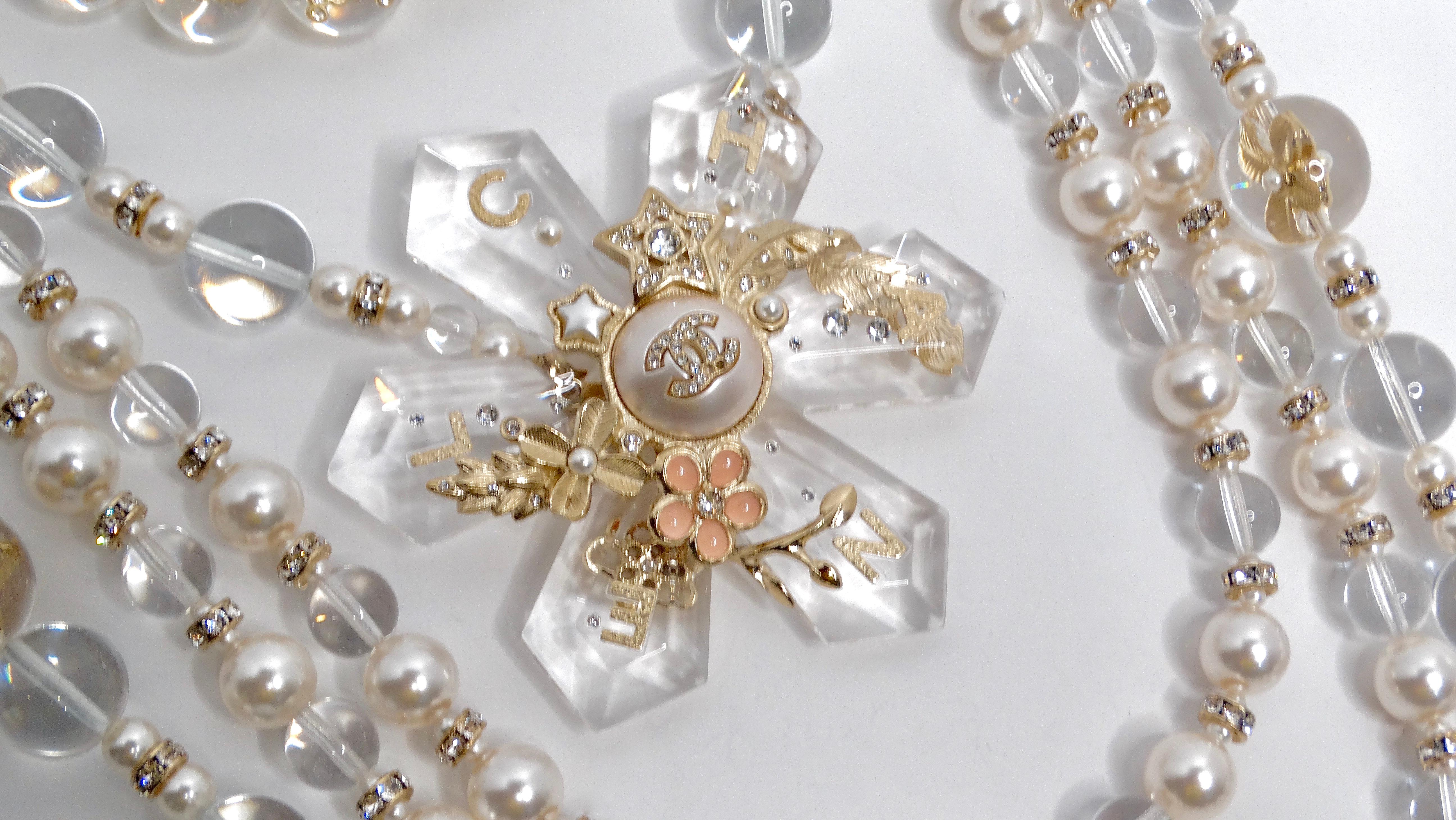 Collana Chanel con motivo floreale a 5 strati di perle e perline In condizioni buone in vendita a Scottsdale, AZ