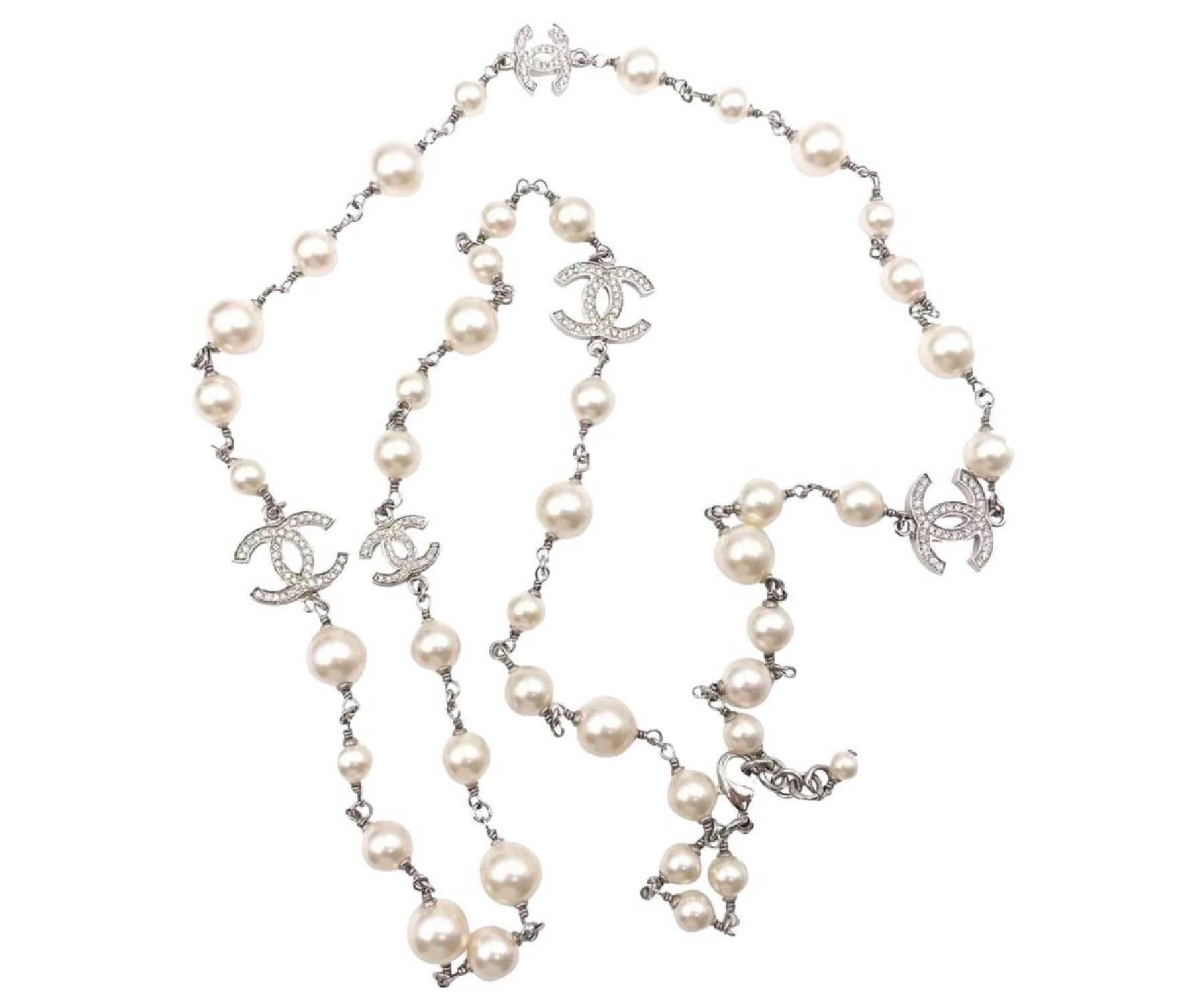 Lange Chanel-Halskette, 5 Silber CC Kristall Kunstperlen

* Markiert 15
* Hergestellt in Frankreich
* Kommt mit der Originalverpackung und Staubbeutel

-Er ist ungefähr 42