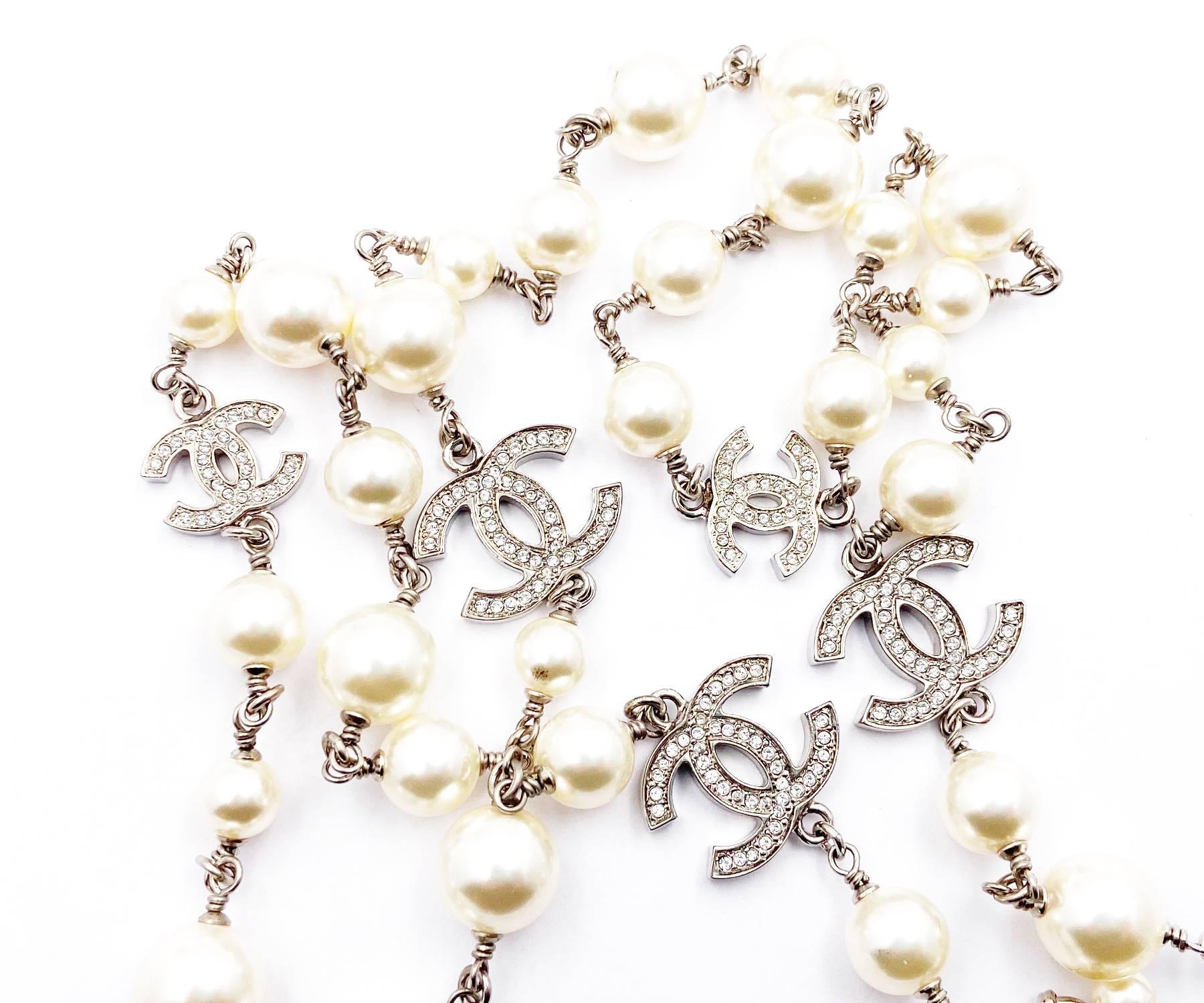 Collier long Chanel 5 en argent et cristal CC avec fausses perles Excellent état - En vente à Pasadena, CA