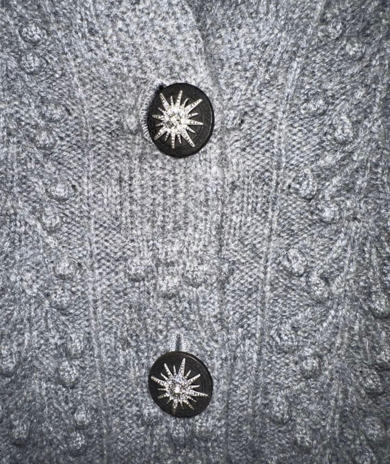 Chanel 5K$ CC Juwel Edelweiss Buttons Kaschmir-Strickjacke mit Knopfleisten im Angebot 6