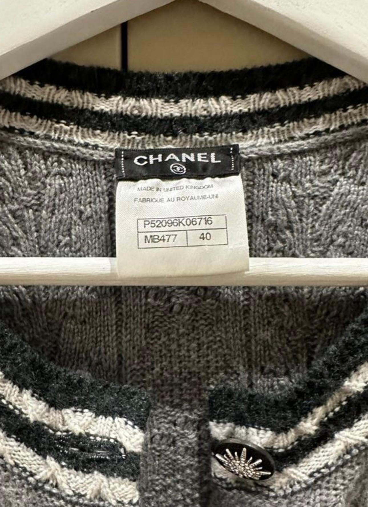 Chanel 5K$ CC Juwel Edelweiss Buttons Kaschmir-Strickjacke mit Knopfleisten im Angebot 5