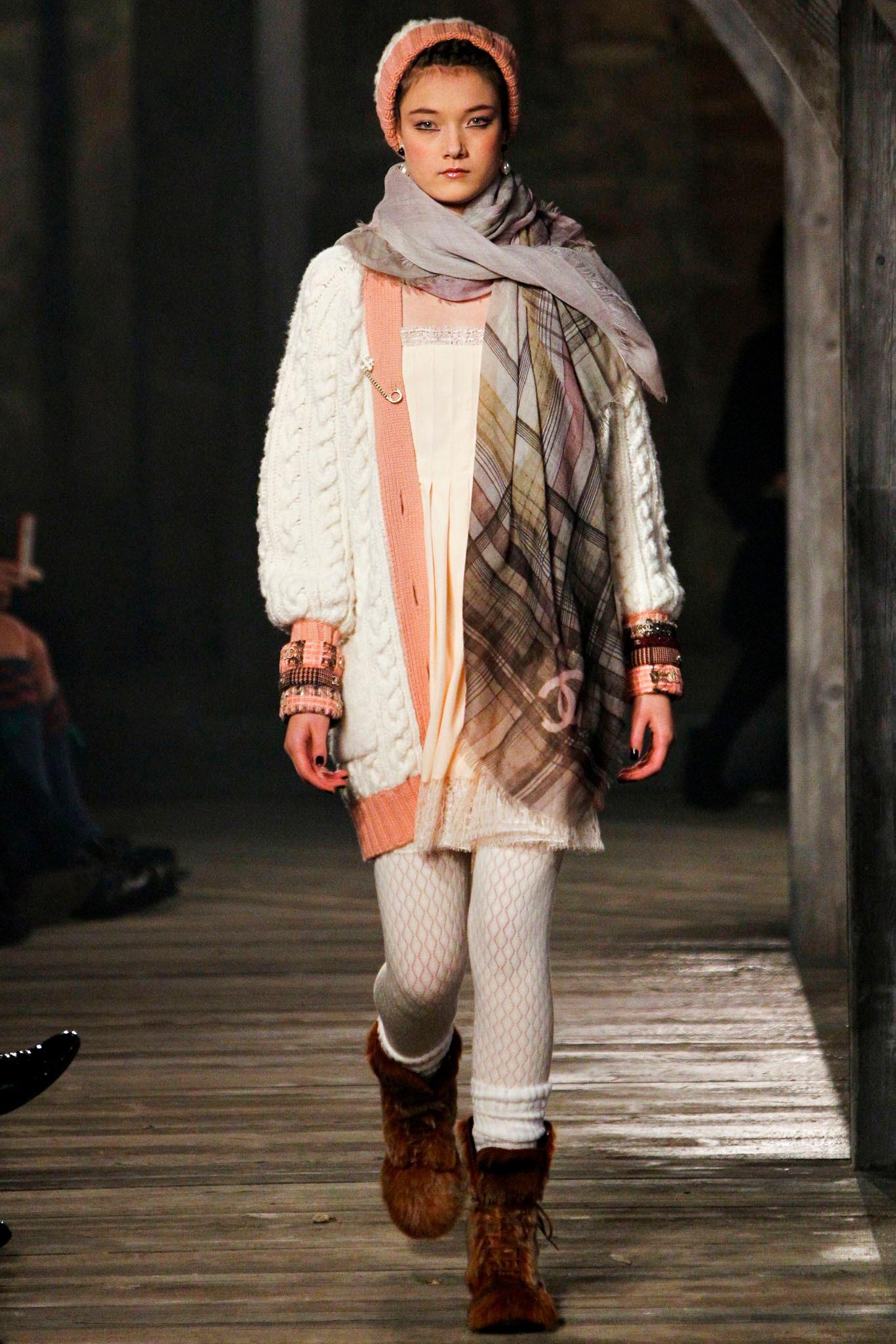 CHANEL 5K$ New Paris / Edinburgh Runway Teddy Jumper 34 FR Neuf - En vente à Dubai, AE