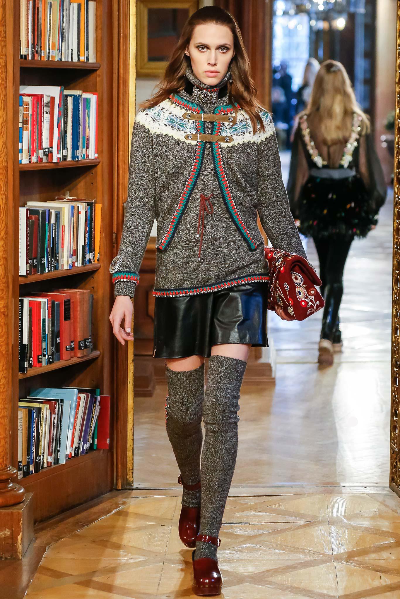 Neue atemberaubende stahlgraue Strickjacke von Chanel mit alpinen Tiroler Motiven -- von Runway of Paris / SALZBURG Collection'S, 2015 Metiers d'Art
Boutique-Preis über 4.800$
- CC-Logo DEAR-Schaltflächen
- Verschlüsse aus khakifarbenem