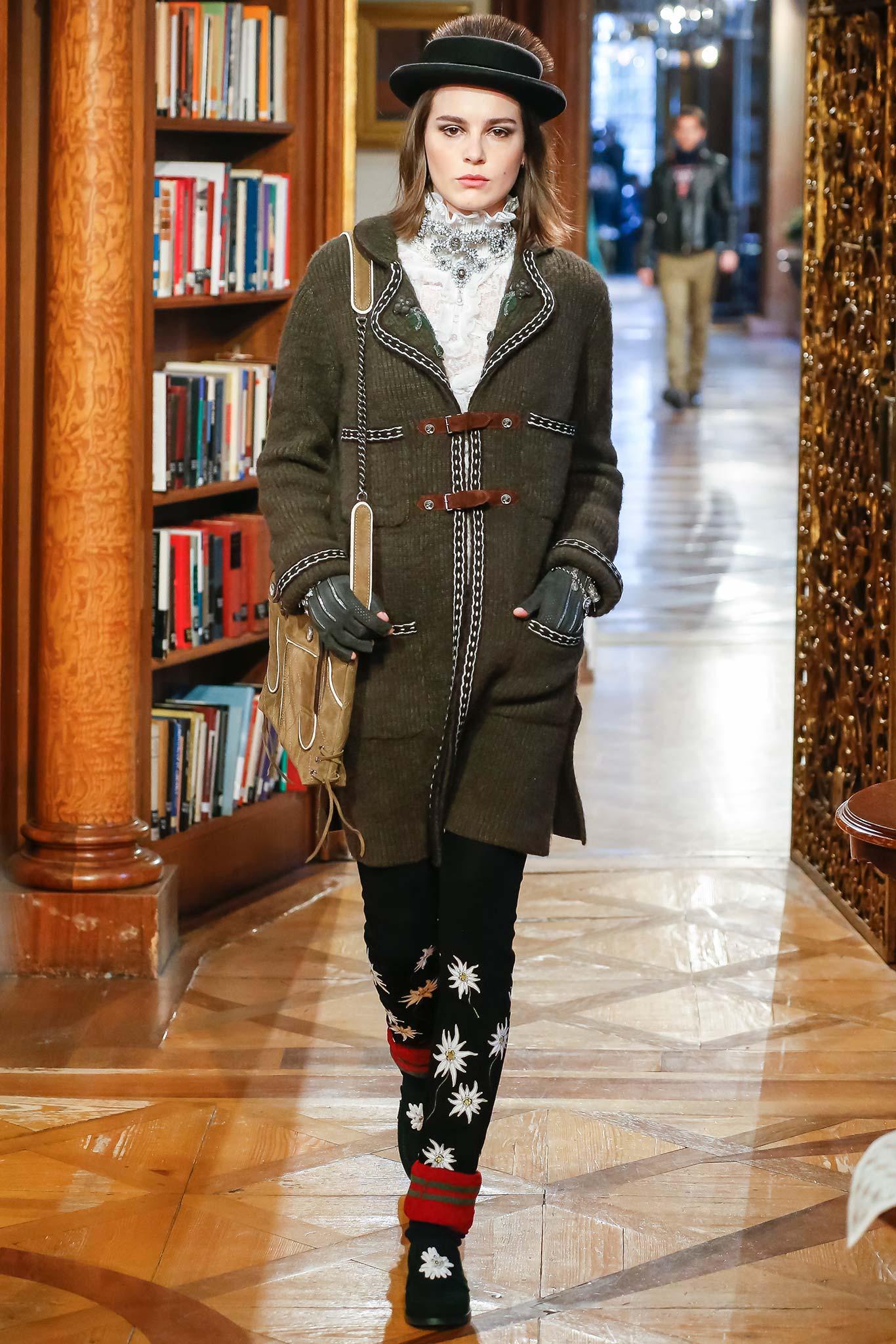 Chanel 5K New Paris / Salzburg Alpin-Motive Cardi-Jacke mit Alpin-Motiven für Damen oder Herren im Angebot