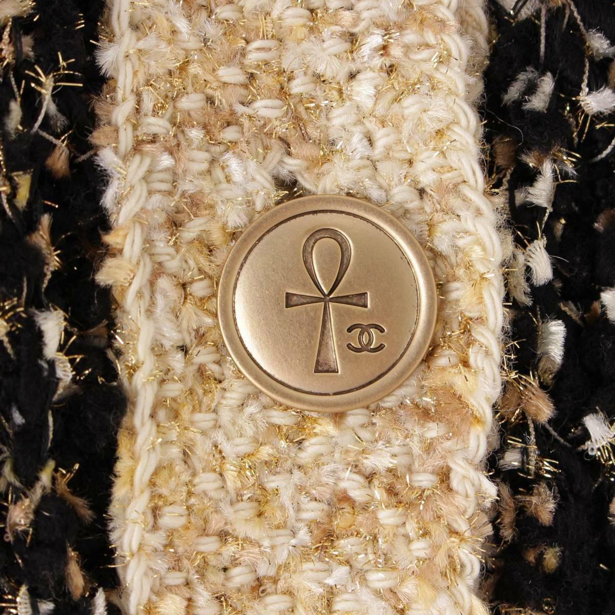 Absolut atemberaubend Chanel schwarz gewebt Lesage Tweed-Pullover aus Paris / EGYPT Collection 2019 Pre-Fasll Metiers d'Art
Preis auf e-bbay 4.500$
- CC-Logo Ägyptische Motive und Symbole Schaltflächen
- Edler Lesage-Tweed mit dezentem