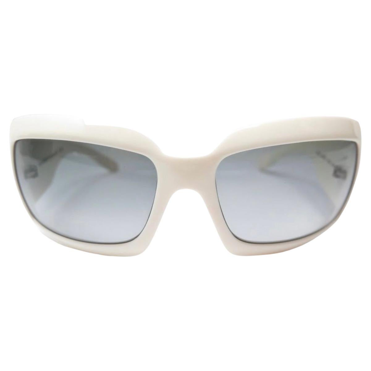 Chanel 6022-Q c 716/11 61 16 120 White Women Sunglasses, Made in Italy CC logo Pre Loved
Chanel double CC logo on the side
White Women Sunglasses, Medium size
Brand name : CHANEL
Model : LOGO CC
Manufacturer number : 6022-Q
Sex : Woman
Retail price