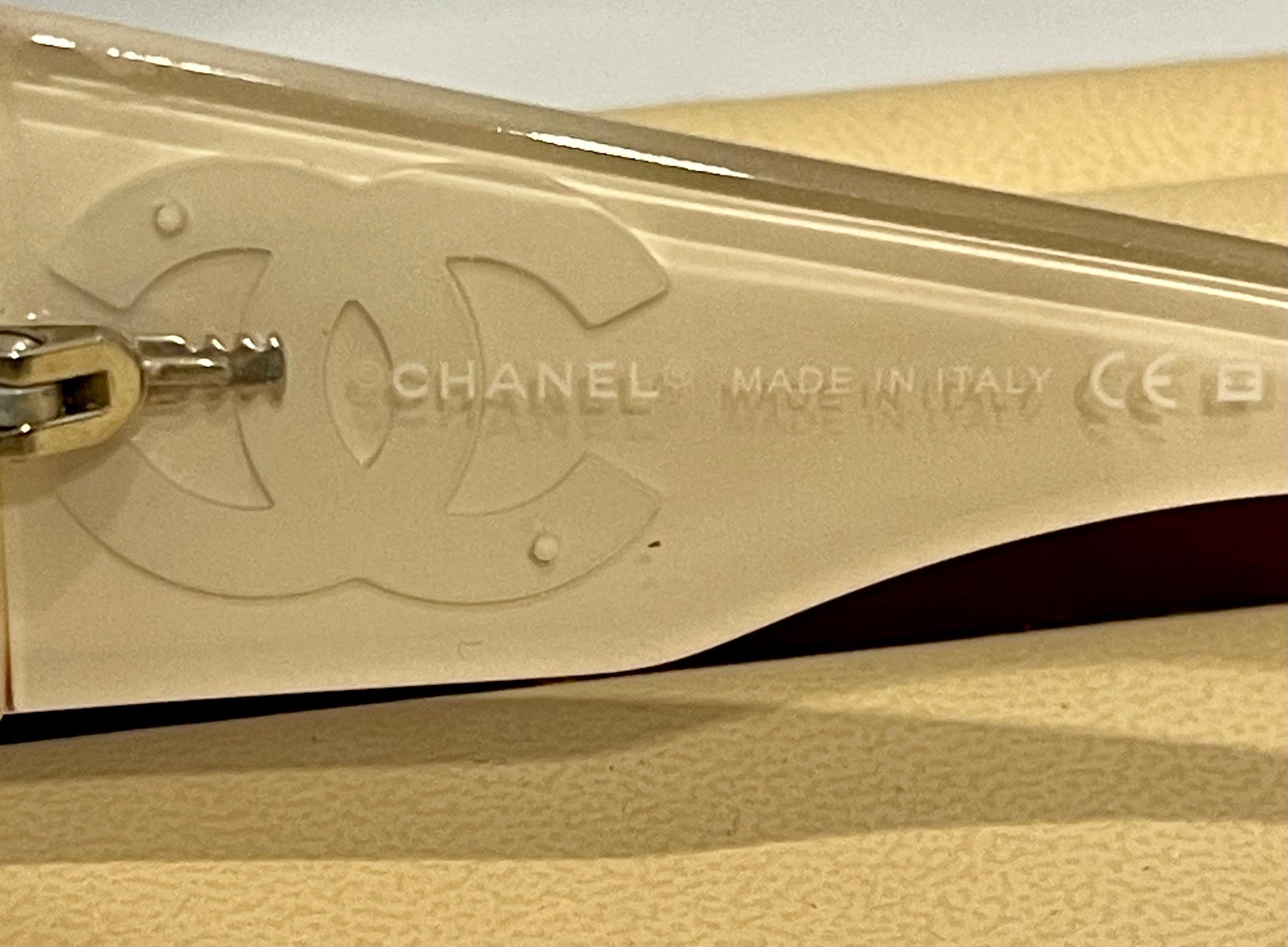 Chanel - Lunettes de soleil blanches pour femmes 6022-Q c 716/11 61 16 120, fabriquées en  Logo CC Italie  en vente 3